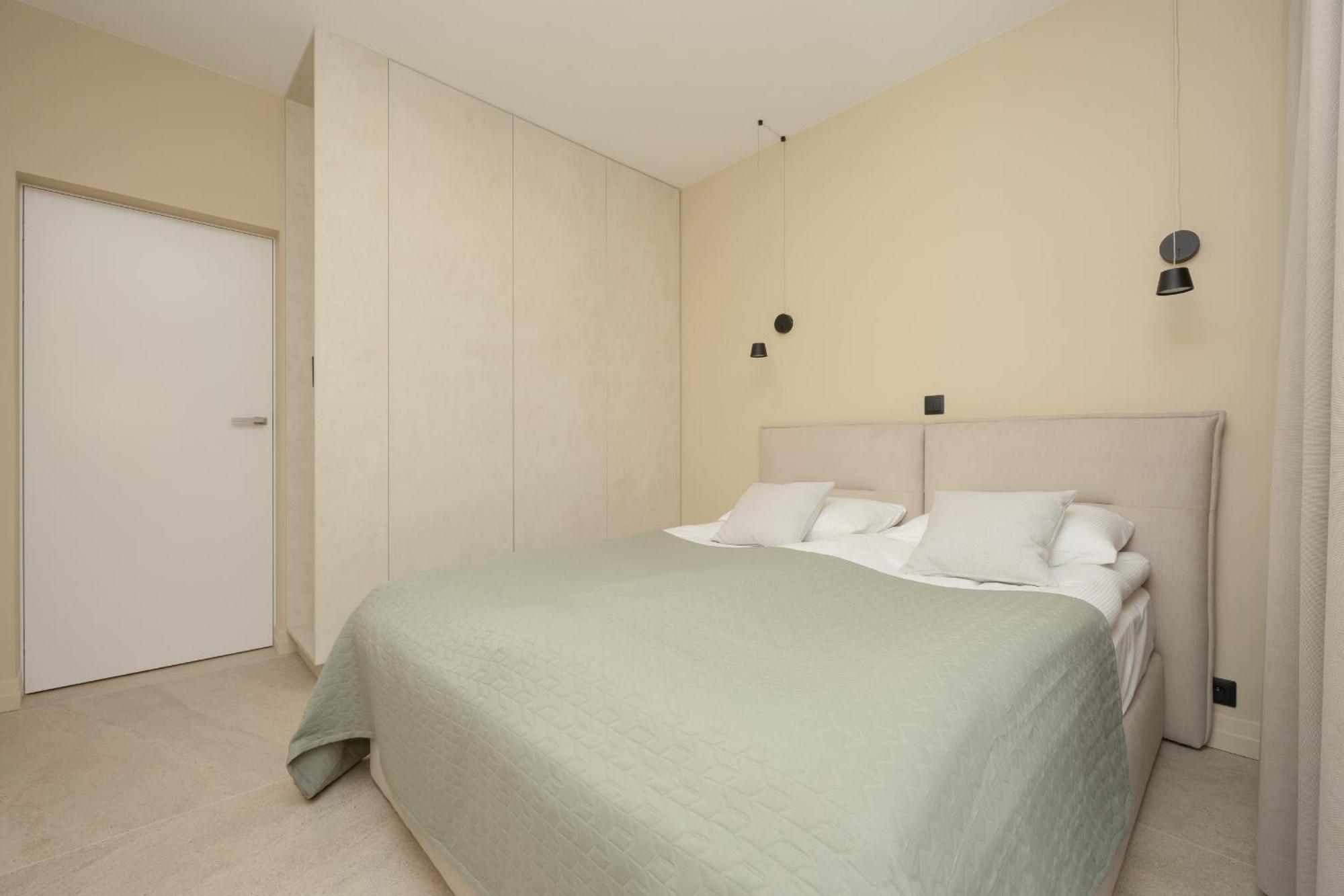 Căn hộ Exclusive With Parking & Balcony By Renters Prestige *