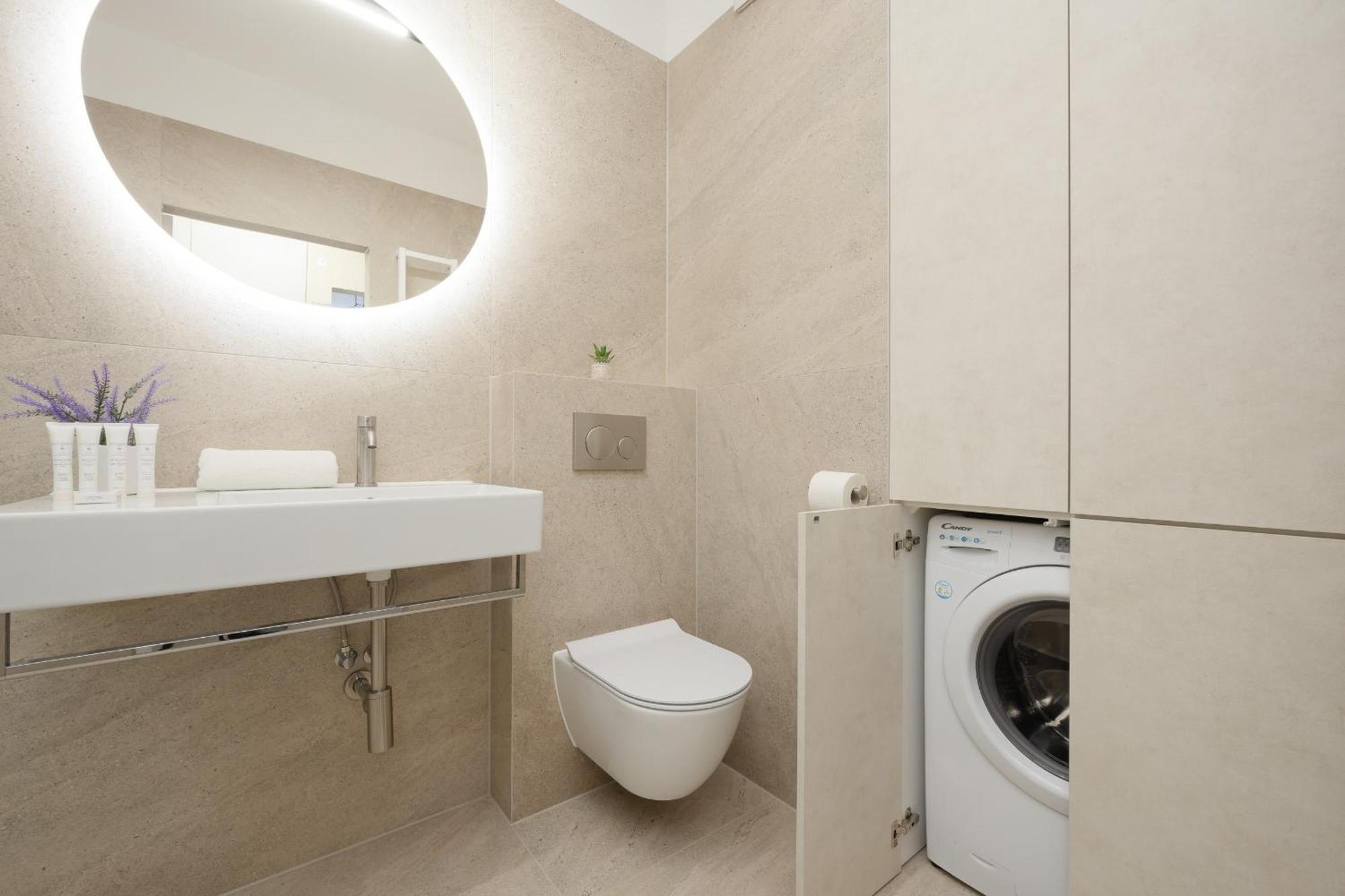 Căn hộ Exclusive With Parking & Balcony By Renters Prestige Warsaw