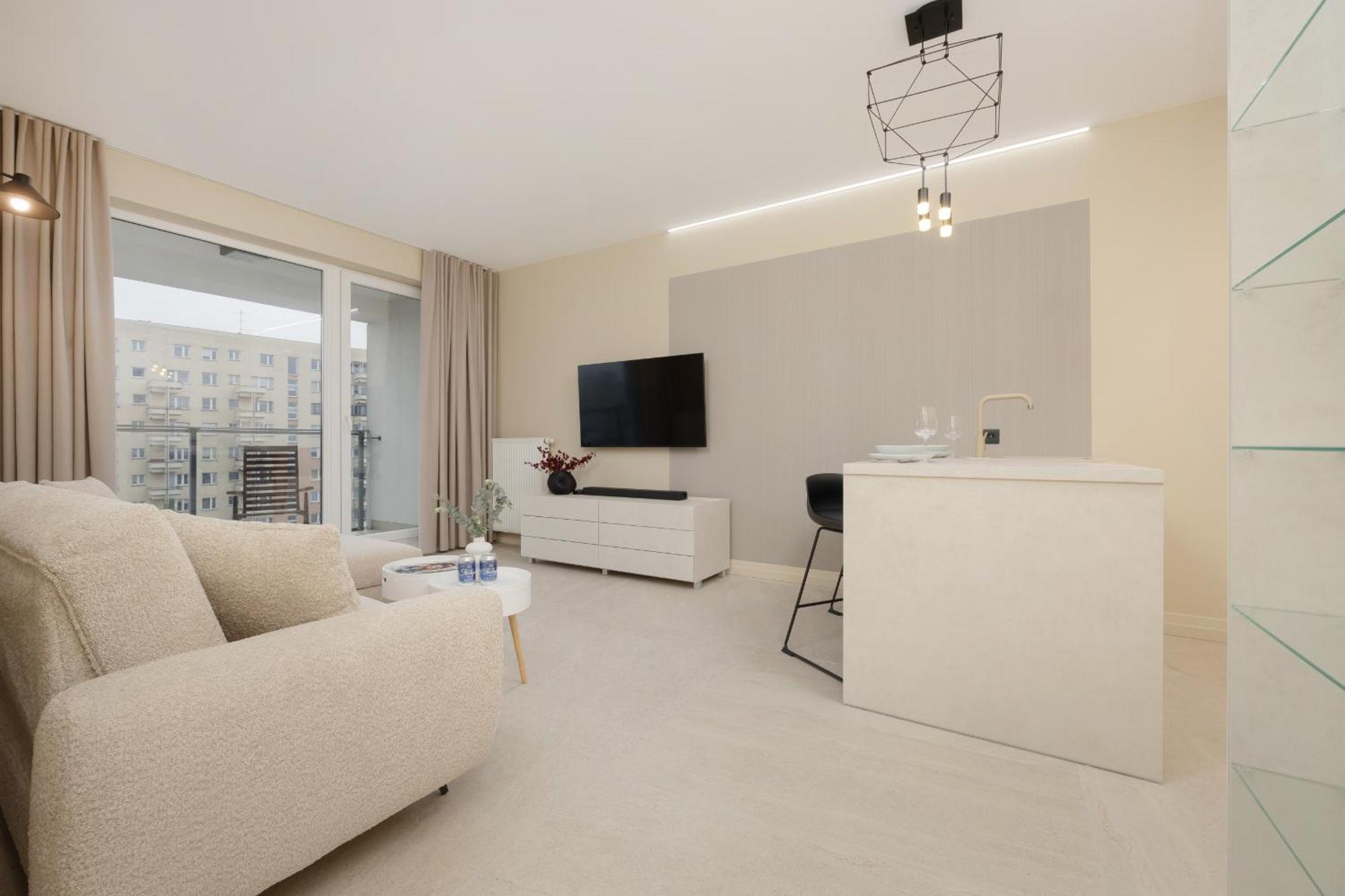 Căn hộ Exclusive With Parking & Balcony By Renters Prestige