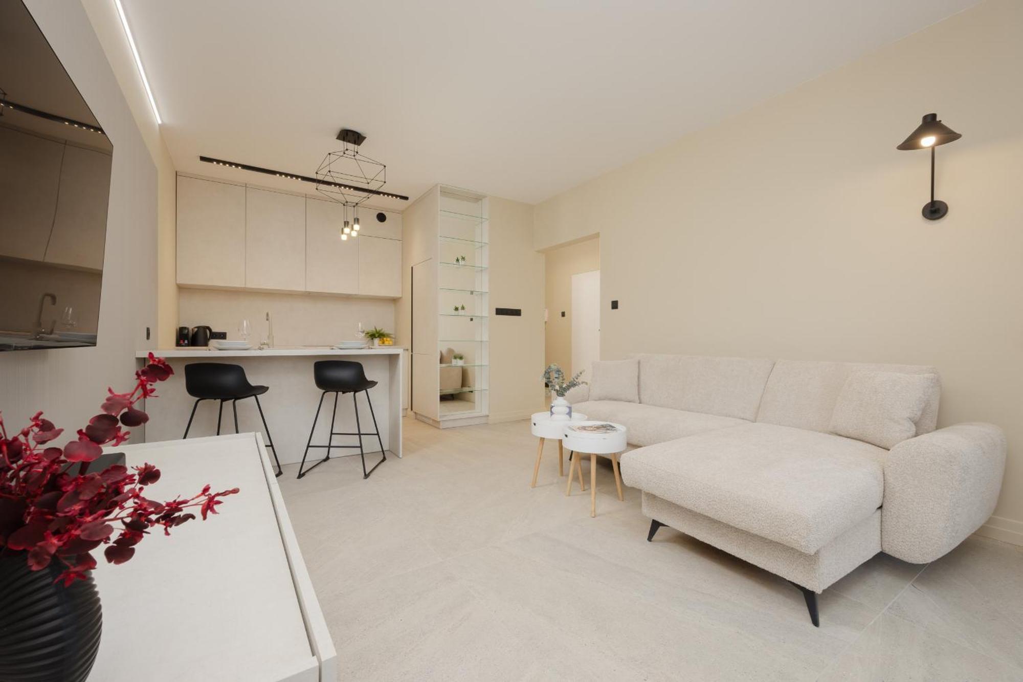 Exclusive With Parking & Balcony By Renters Prestige Căn hộ *