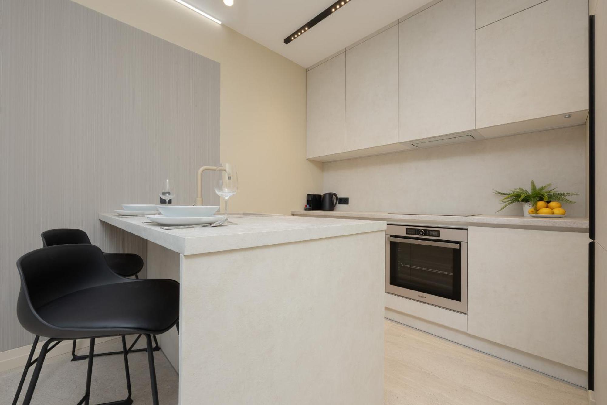 Căn hộ Exclusive With Parking & Balcony By Renters Prestige