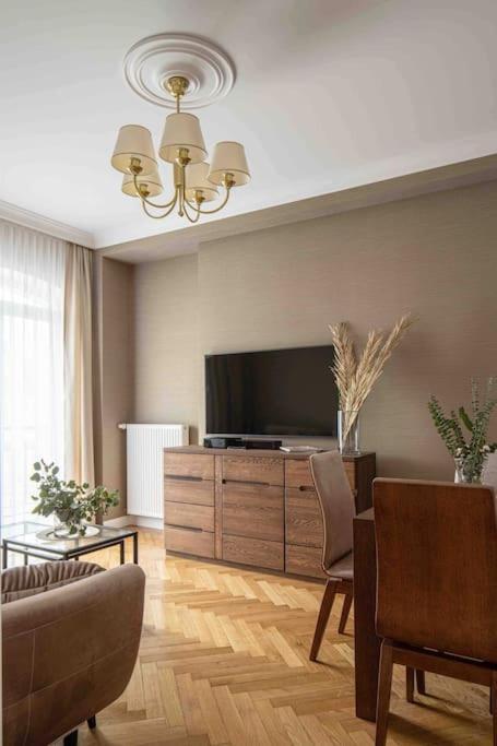 Wyzwolenia , Lazienki Park & Zbawiciela Sq. 2' Apartment *