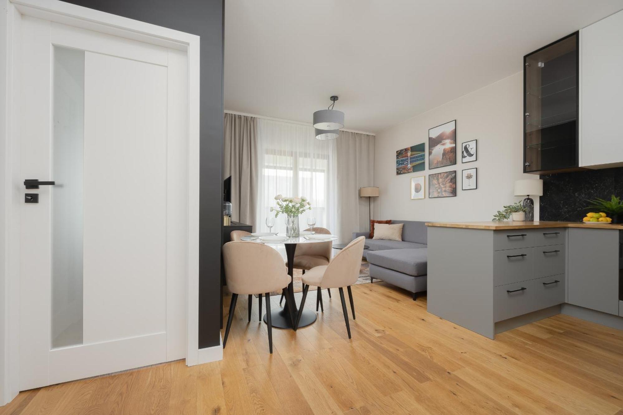Cozy With Air Conditioner And Parking By Renters * Warszawa