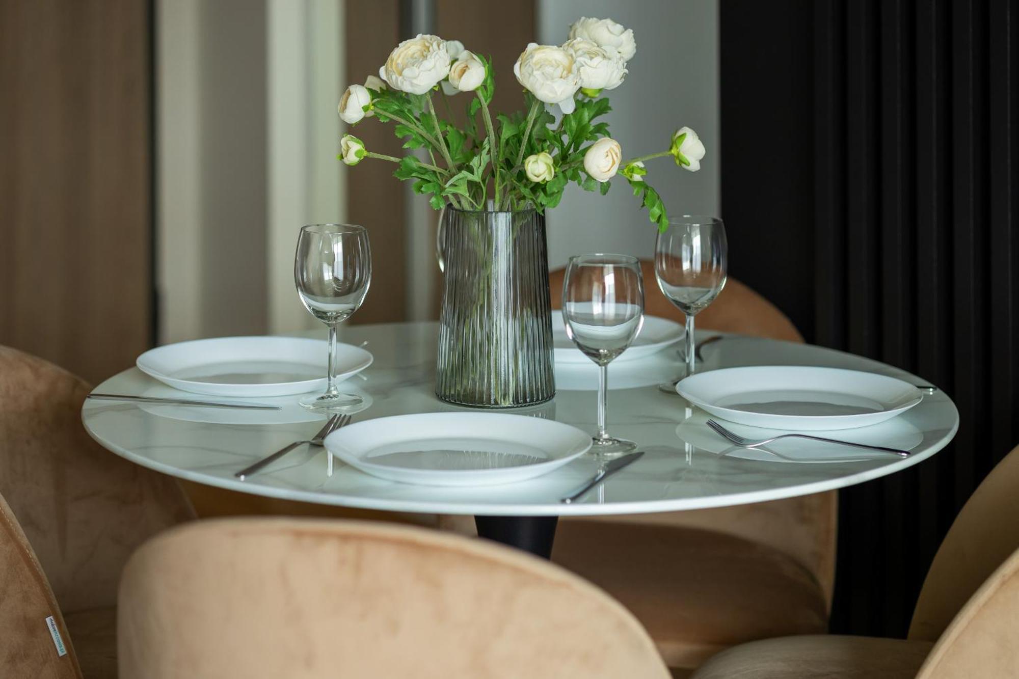 Cozy With Air Conditioner And Parking By Renters Apartament