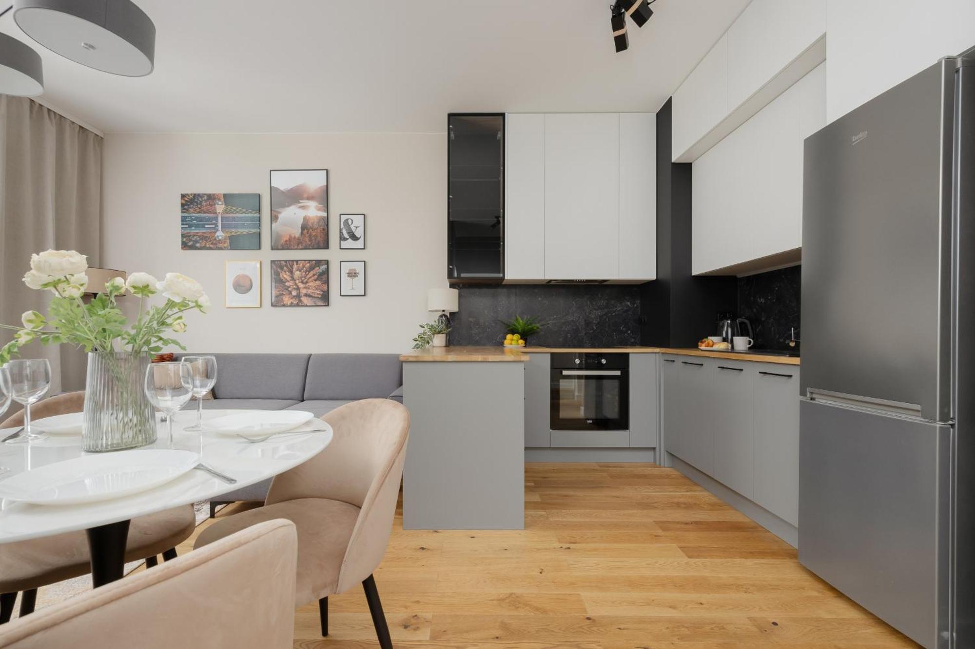 Cozy With Air Conditioner And Parking By Renters Apartament *
