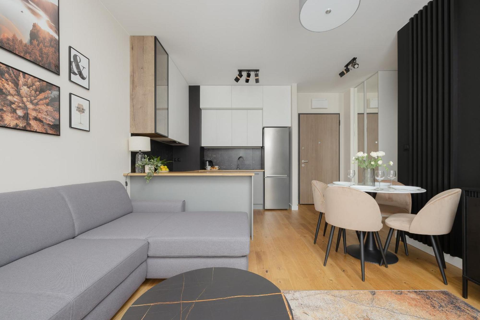Cozy With Air Conditioner And Parking By Renters Apartament