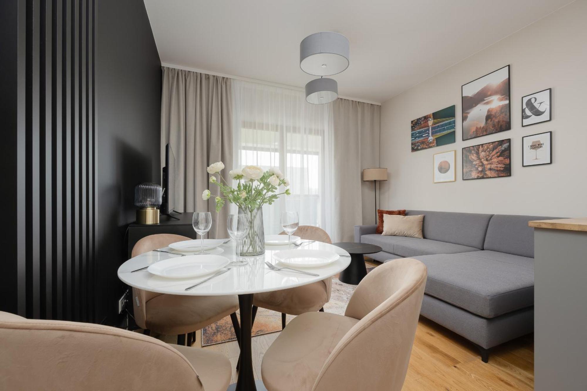 Cozy With Air Conditioner And Parking By Renters Apartament *