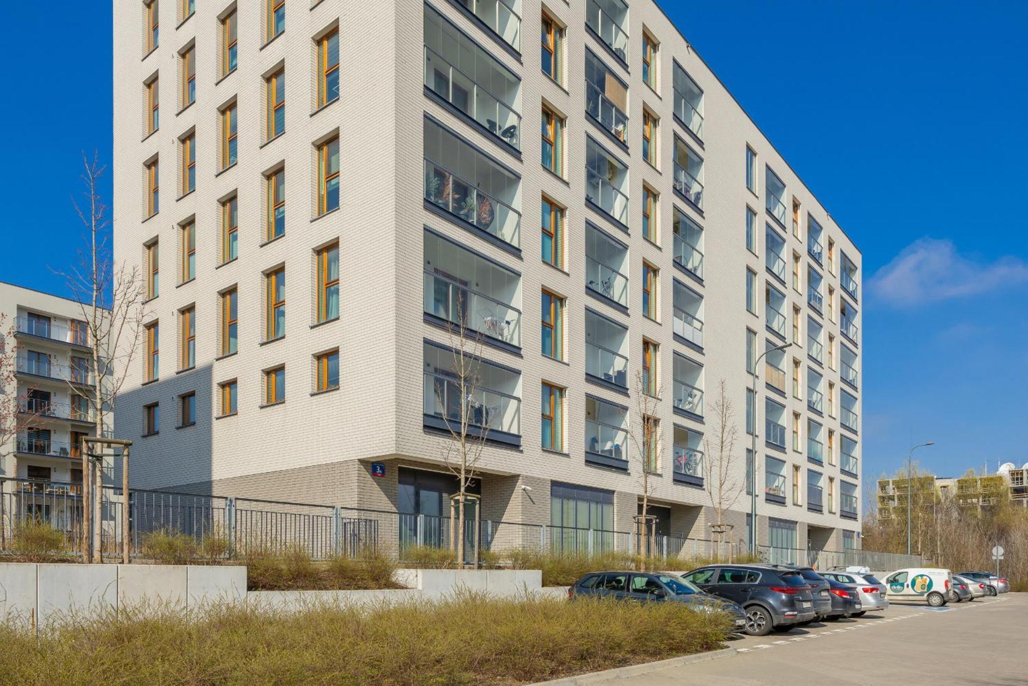 Cozy With Air Conditioner And Parking By Renters Apartament