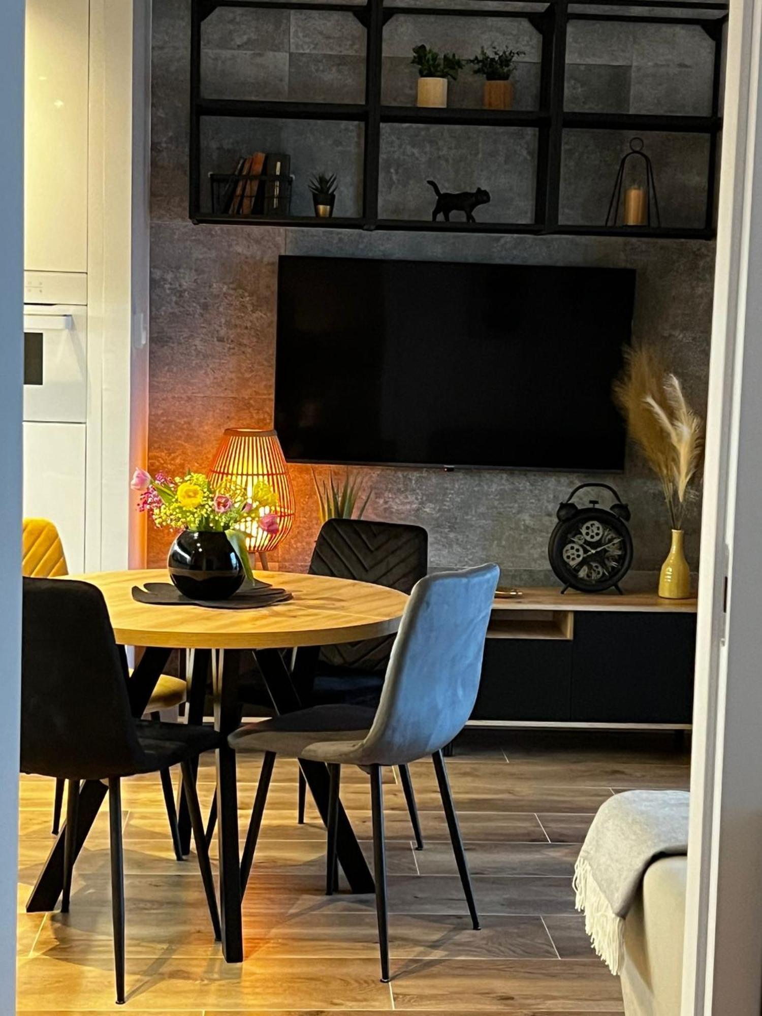 Apartamento Wola Tower Deluxe Separate Bedroom With Free Garage - By Perfect Varsóvia