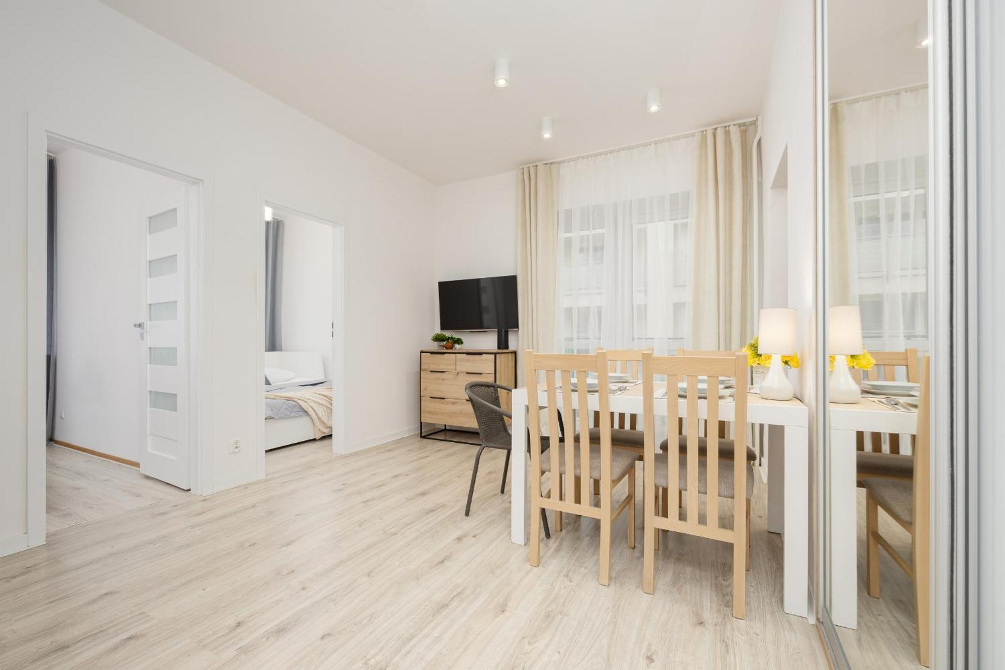 Căn hộ Bright In Center With Two Bedrooms And Balcony By Renters