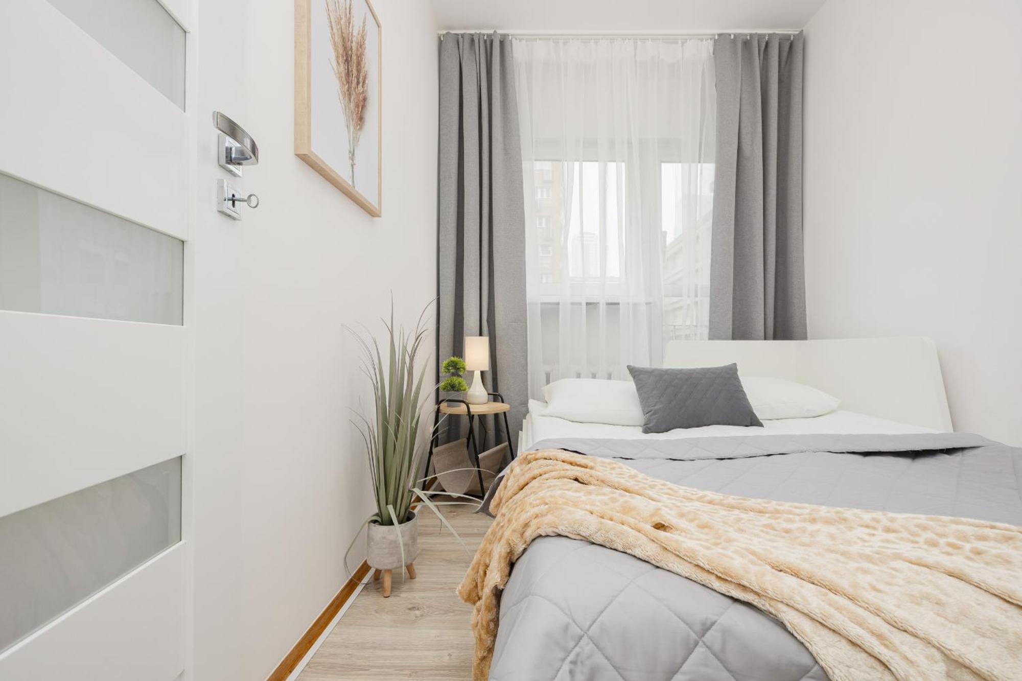 Bright In Center With Two Bedrooms And Balcony By Renters Căn hộ
