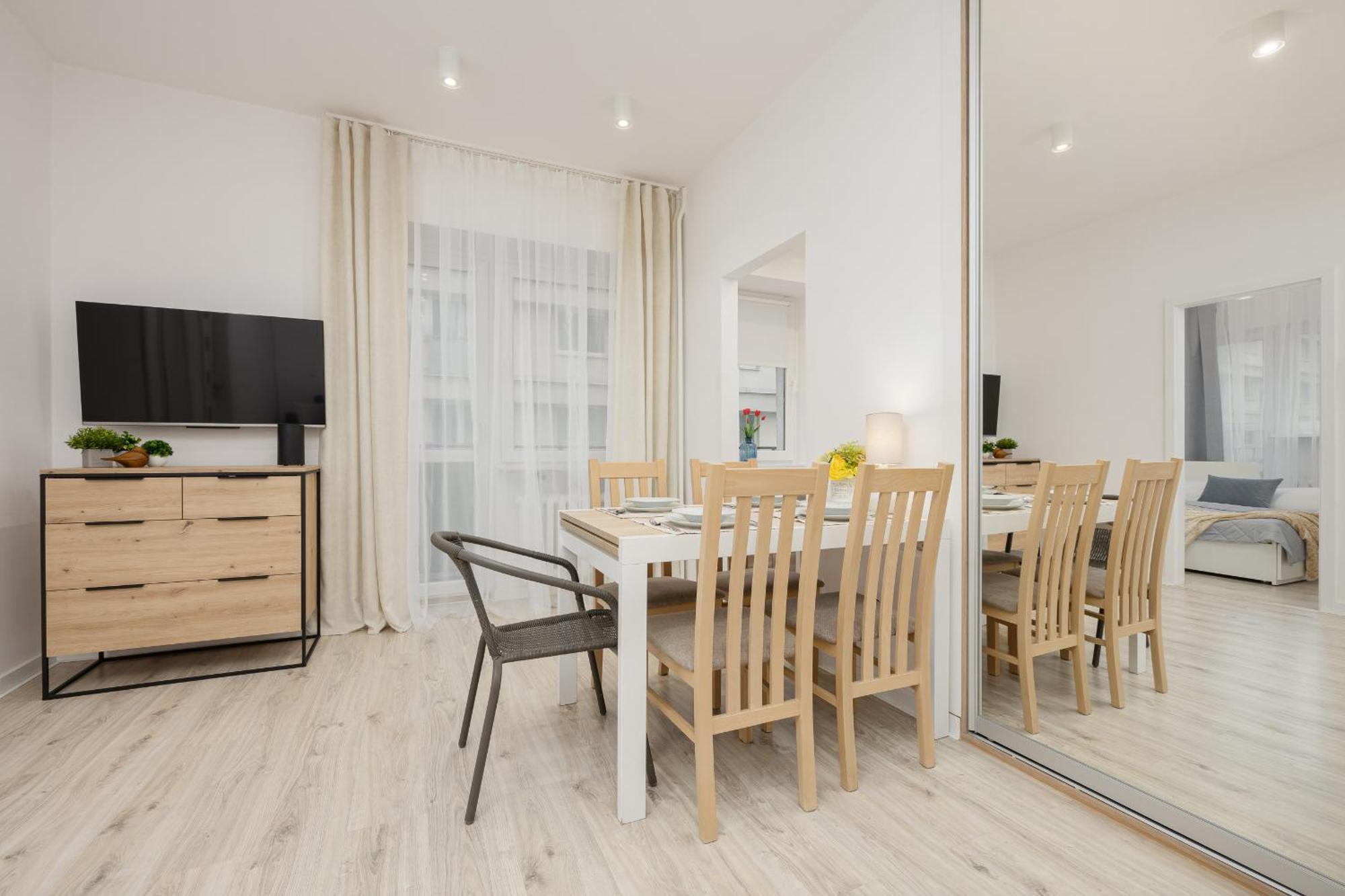 Bright In Center With Two Bedrooms And Balcony By Renters Căn hộ