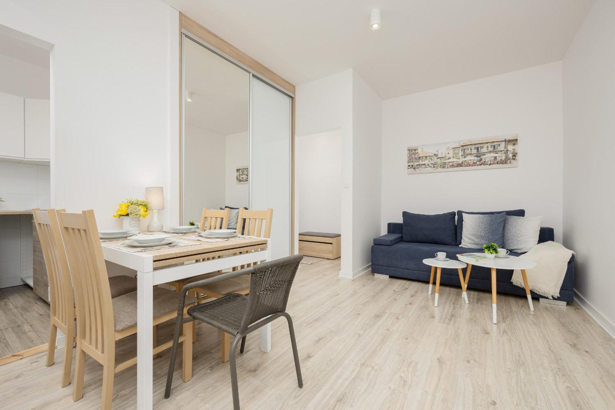 Căn hộ Bright In Center With Two Bedrooms And Balcony By Renters *