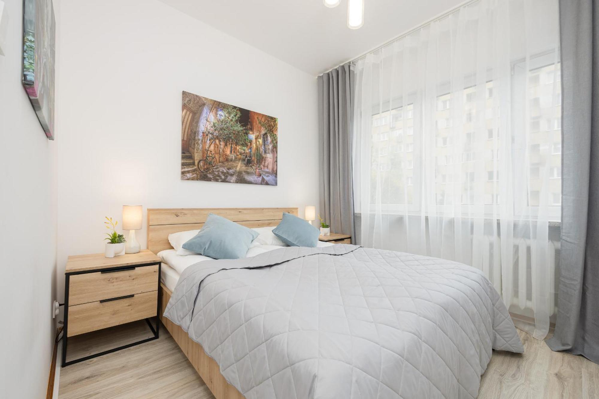 Căn hộ Bright In Center With Two Bedrooms And Balcony By Renters *