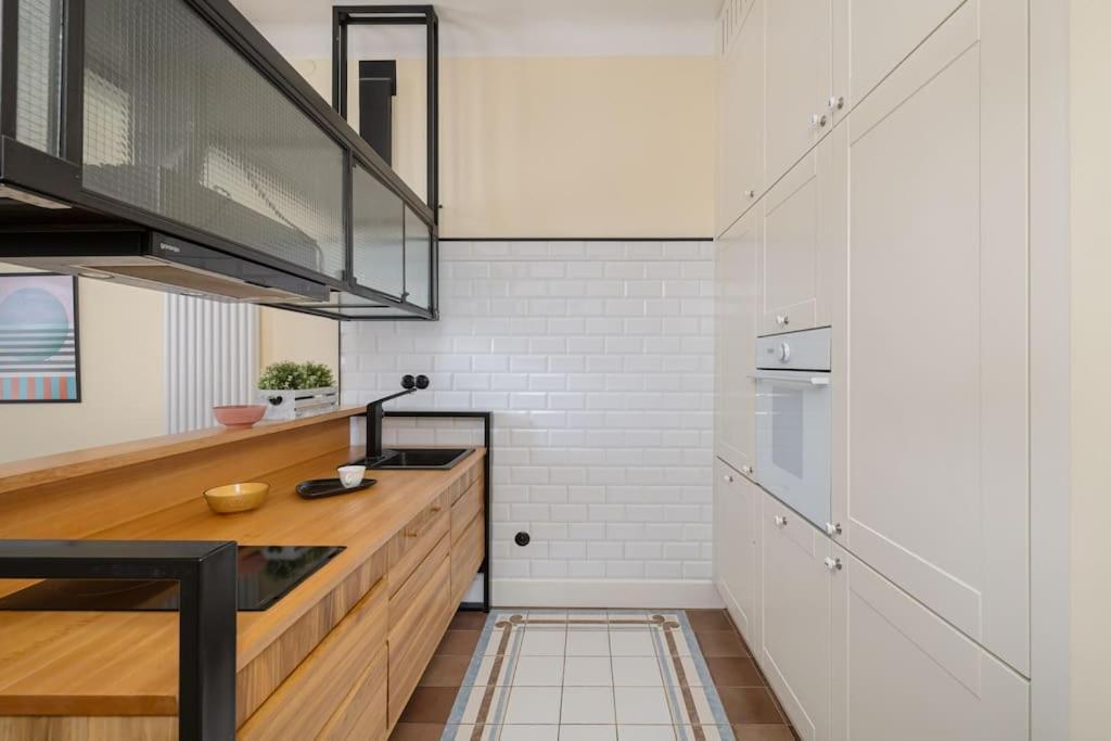 Specious Studio With Entresol In City Center Wwa18