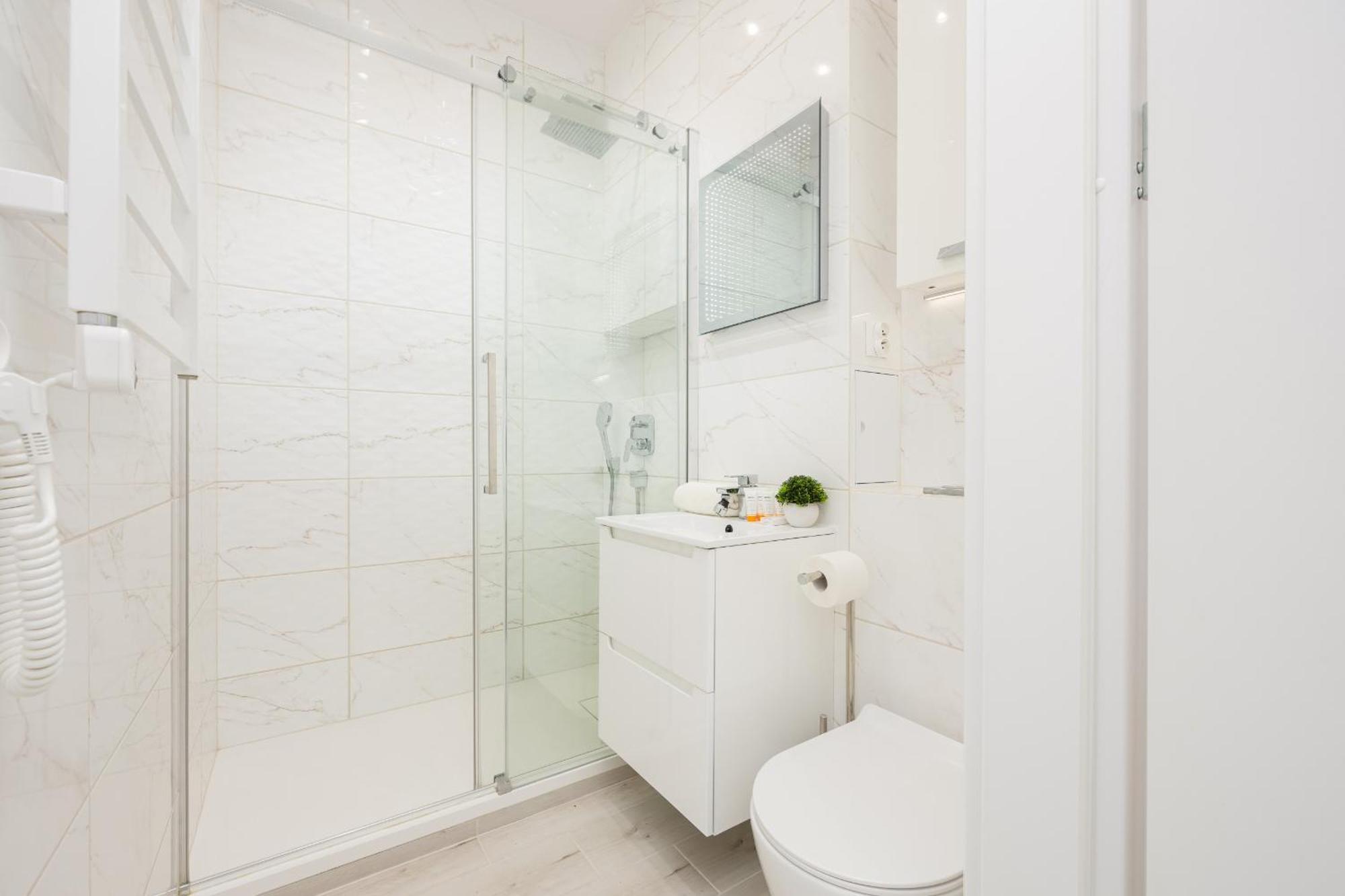 Căn hộ Bright In Center With Two Bedrooms And Balcony By Renters