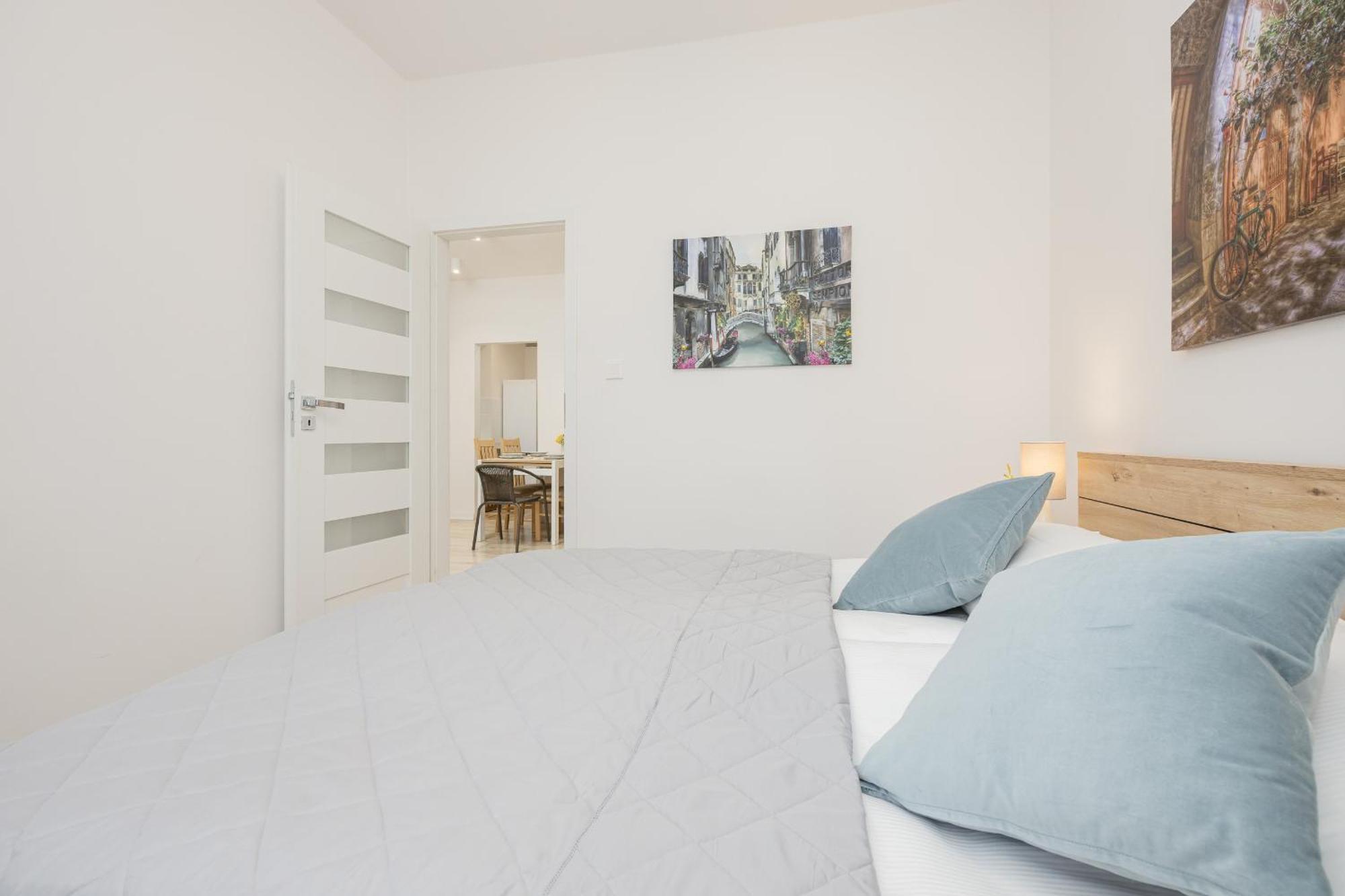 Căn hộ Bright In Center With Two Bedrooms And Balcony By Renters *