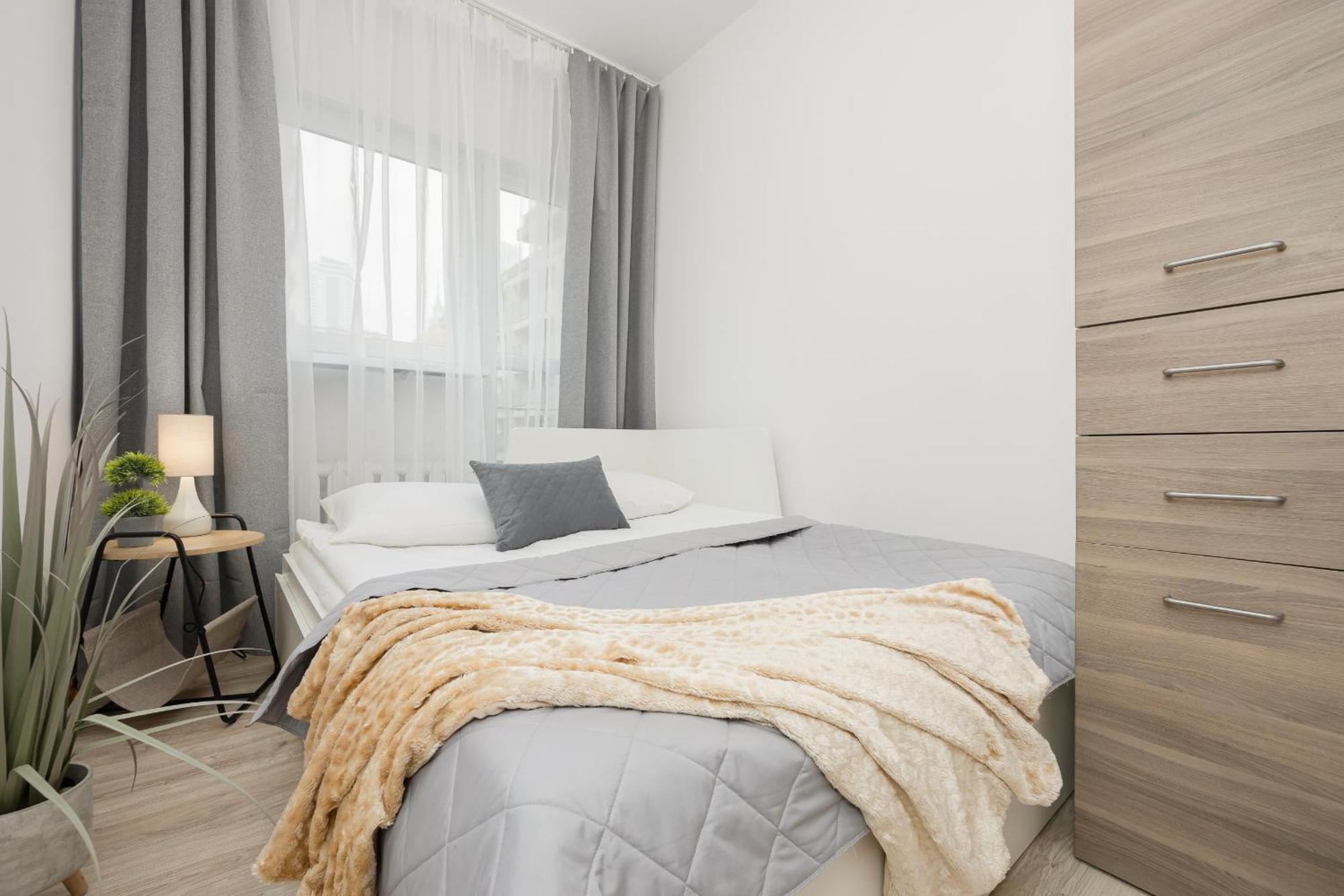 Bright In Center With Two Bedrooms And Balcony By Renters Căn hộ Warsaw
