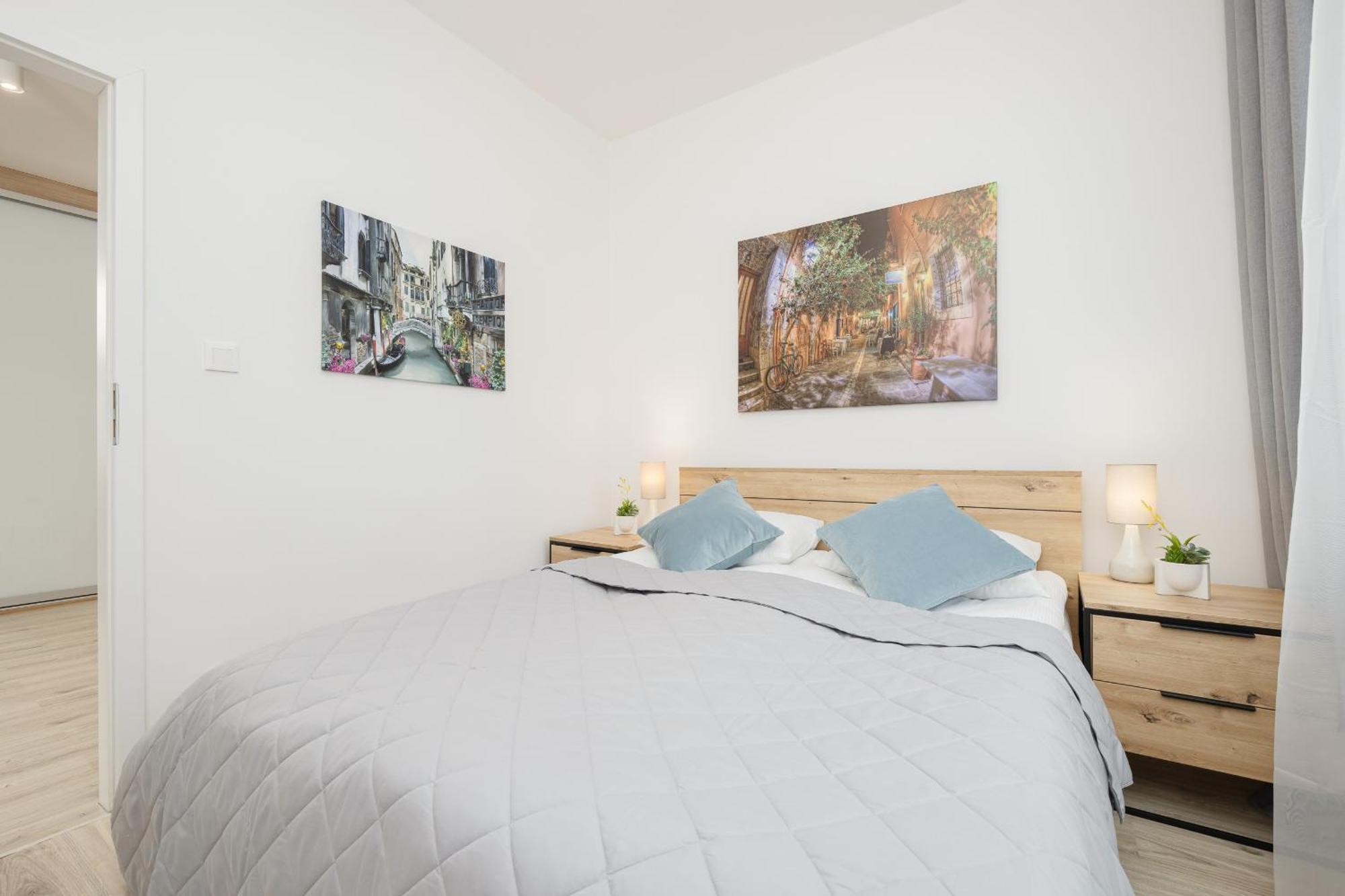 Bright In Center With Two Bedrooms And Balcony By Renters