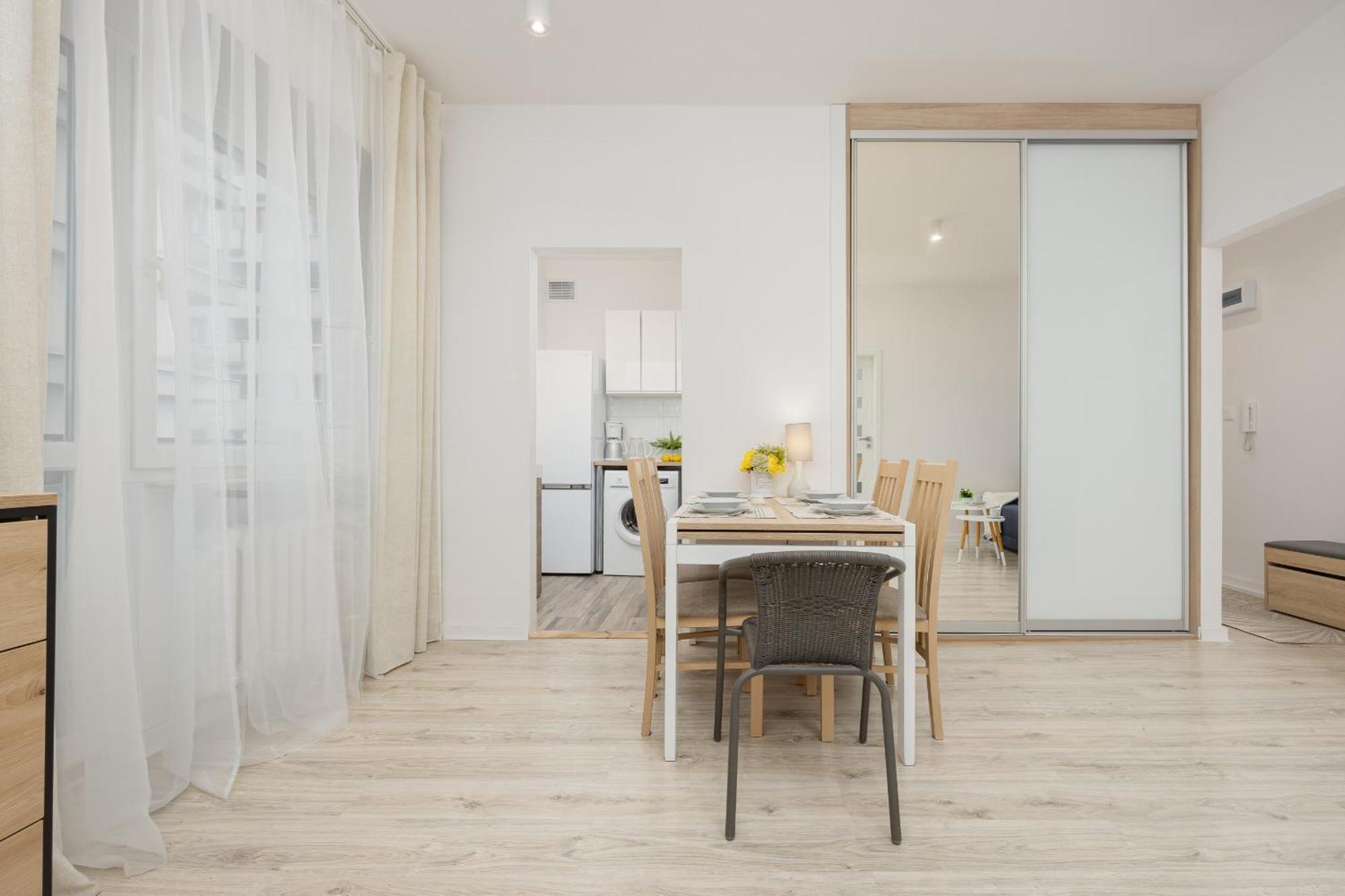 Bright In Center With Two Bedrooms And Balcony By Renters Căn hộ *