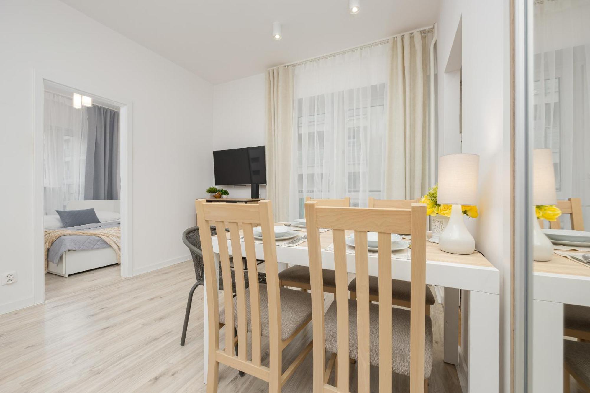 Bright In Center With Two Bedrooms And Balcony By Renters Căn hộ *