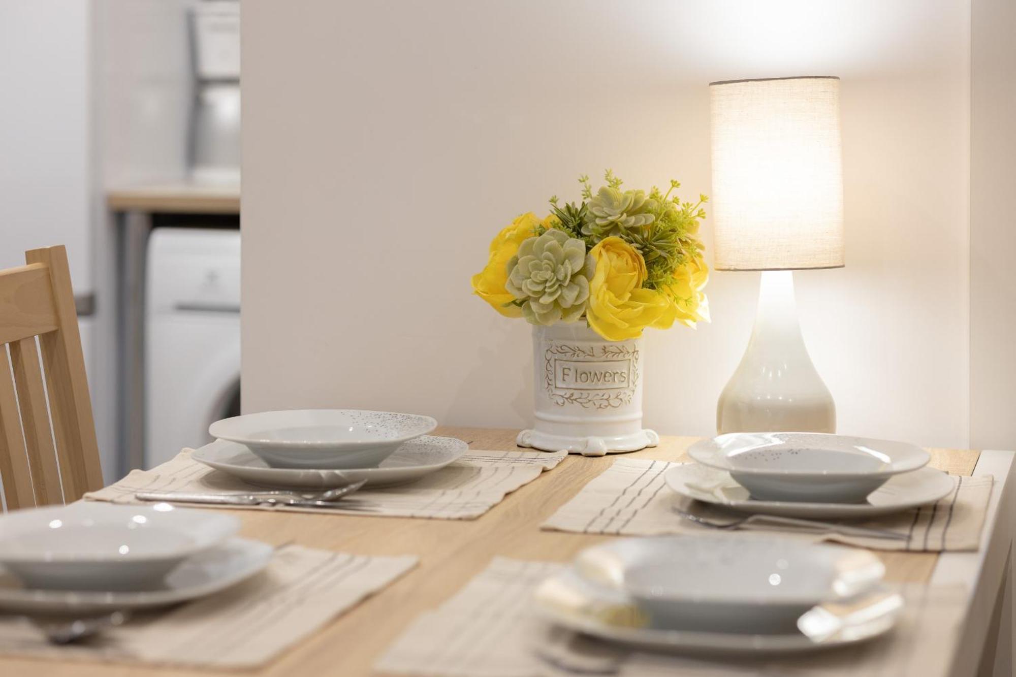 Căn hộ Bright In Center With Two Bedrooms And Balcony By Renters