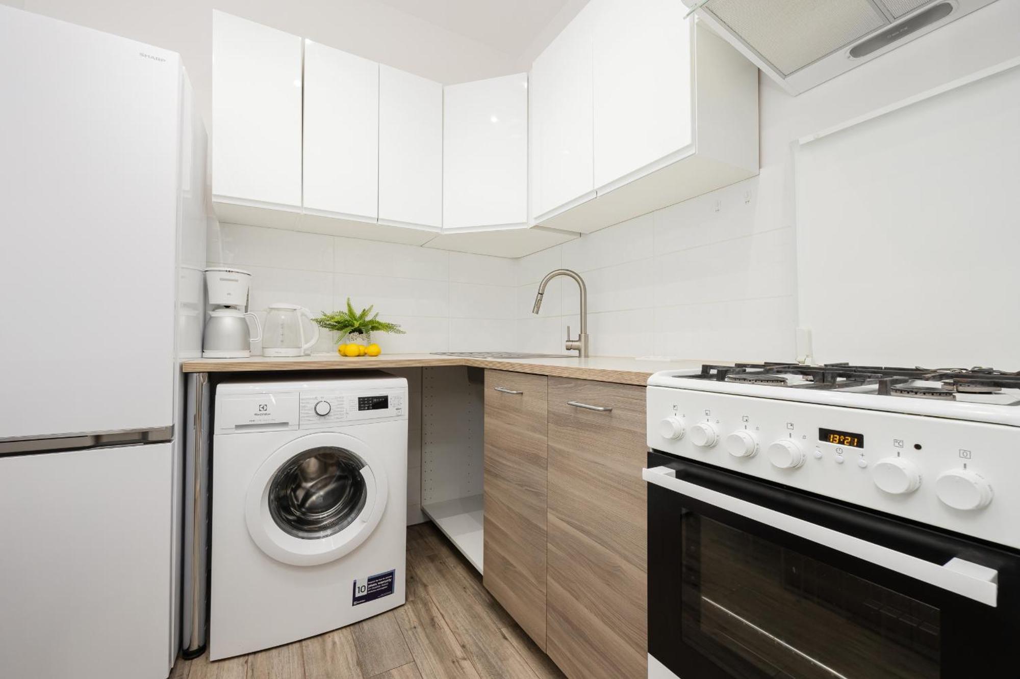 Bright In Center With Two Bedrooms And Balcony By Renters *