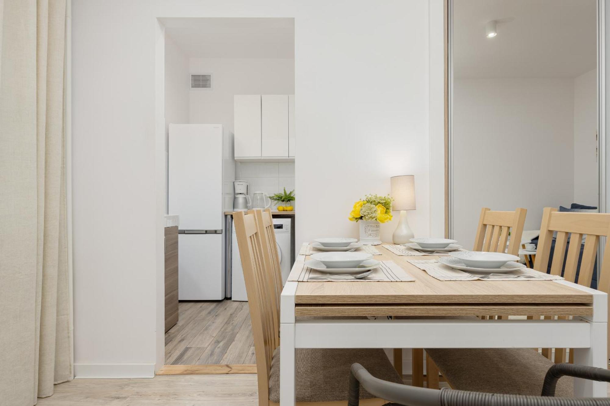 Bright In Center With Two Bedrooms And Balcony By Renters Căn hộ *