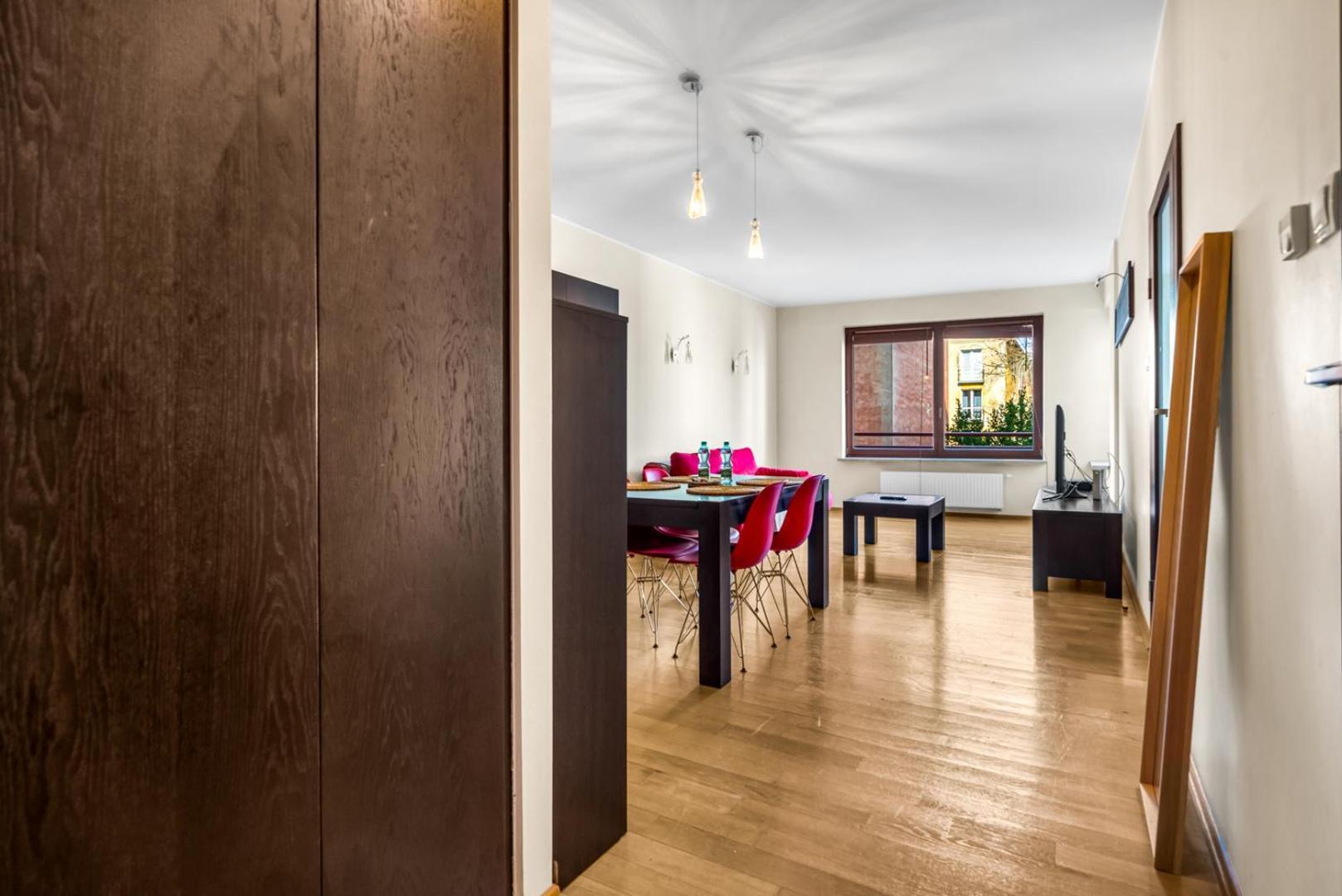 Metro Raclawicka Red Apartment *