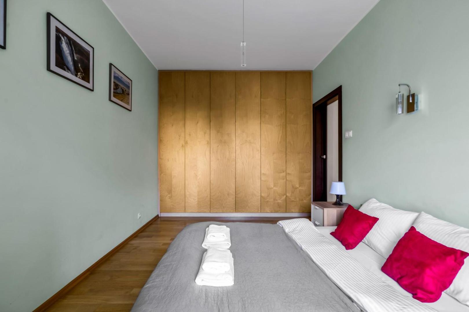 Metro Raclawicka Red Apartment Warsaw