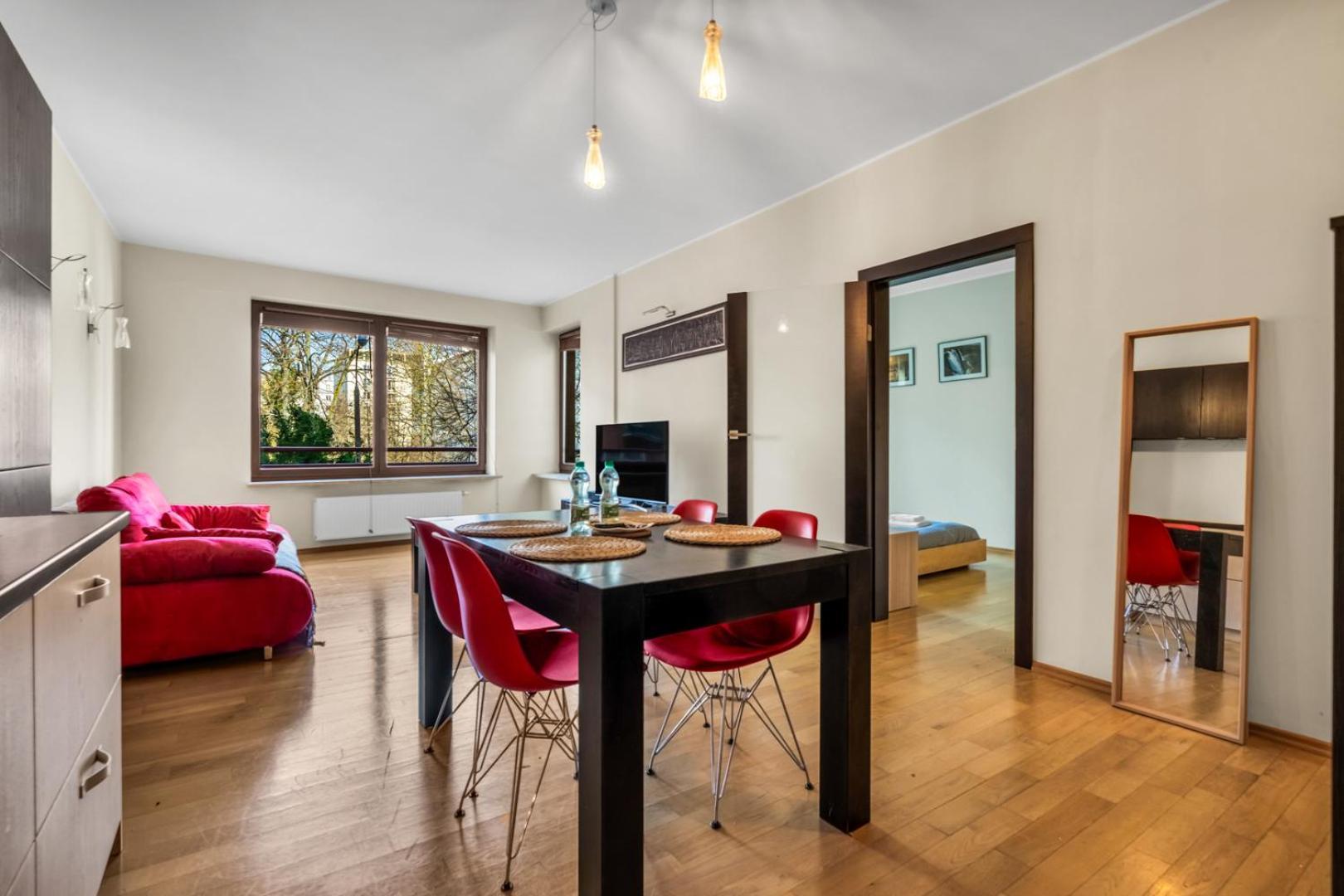 Metro Raclawicka Red Apartment