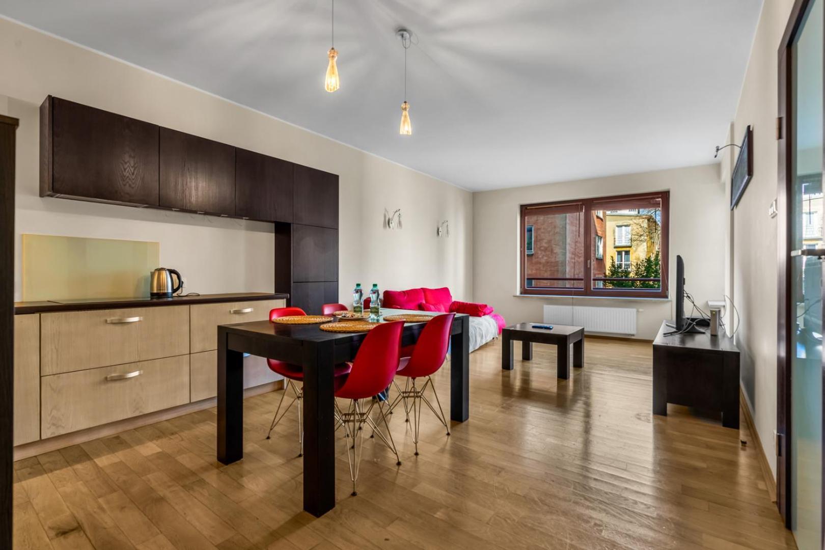 Metro Raclawicka Red Apartment Warsaw