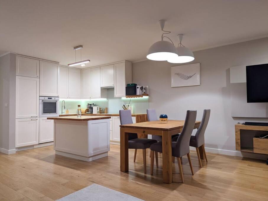 Apartament Z Biokominkem Blisko Lotniska Apartment