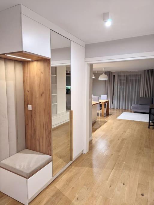 Apartament Z Biokominkem Blisko Lotniska Apartment *