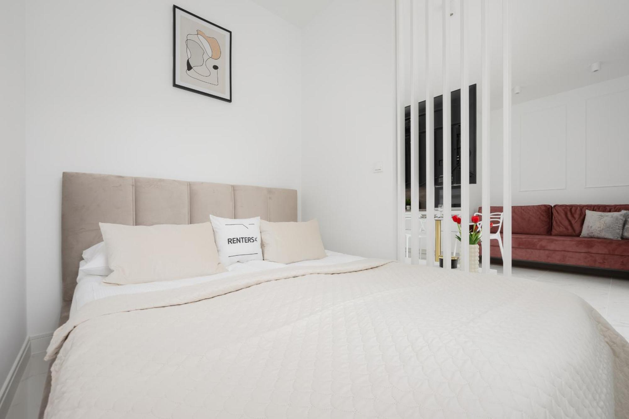 Air-conditioned Studio With Balcony By Renters Apartment *