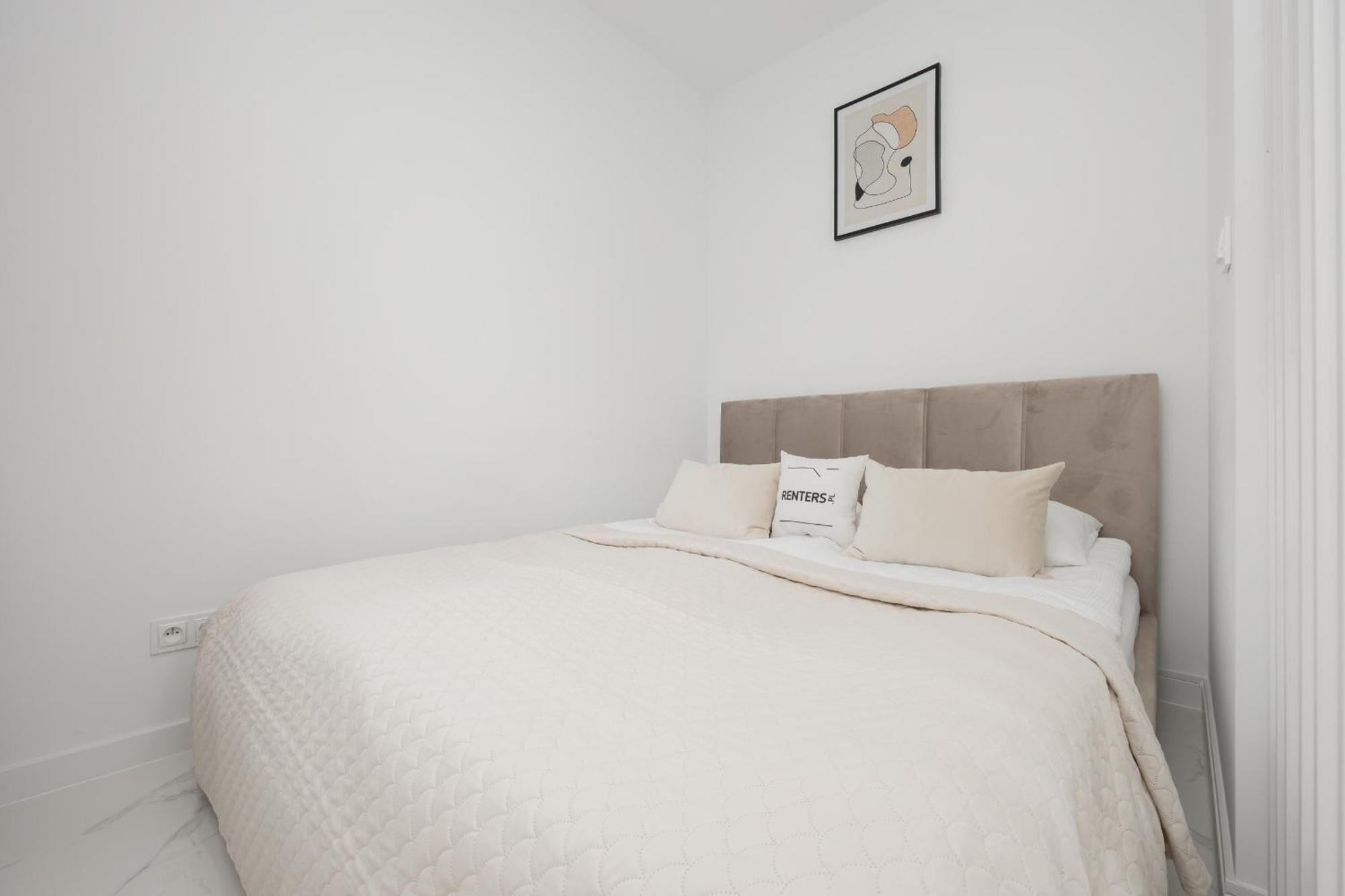 Air-conditioned Studio With Balcony By Renters Apartment *