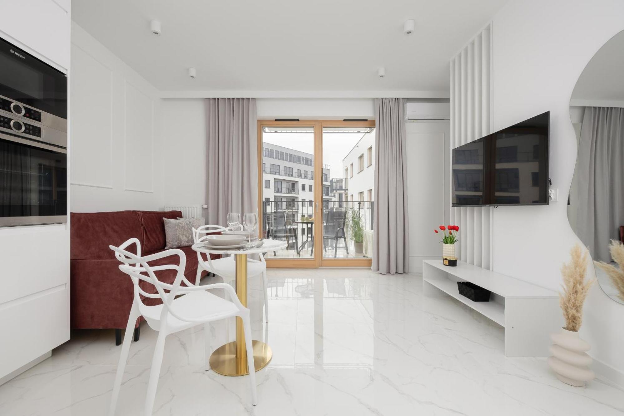 Air-conditioned Studio With Balcony By Renters Apartment