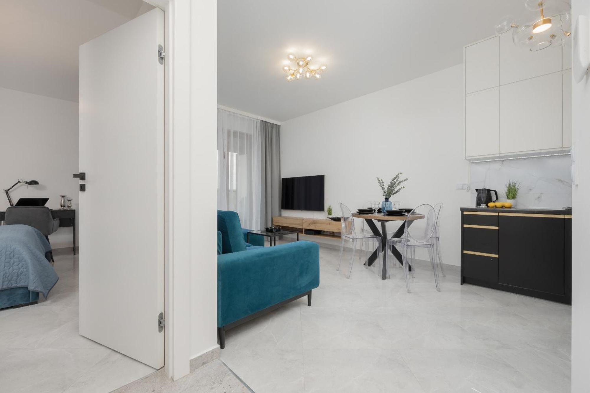 With Balcony & Parking In By Renters *