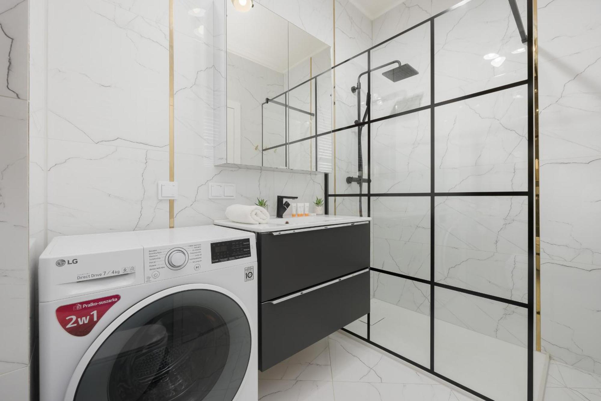 With Balcony & Parking In By Renters Căn hộ