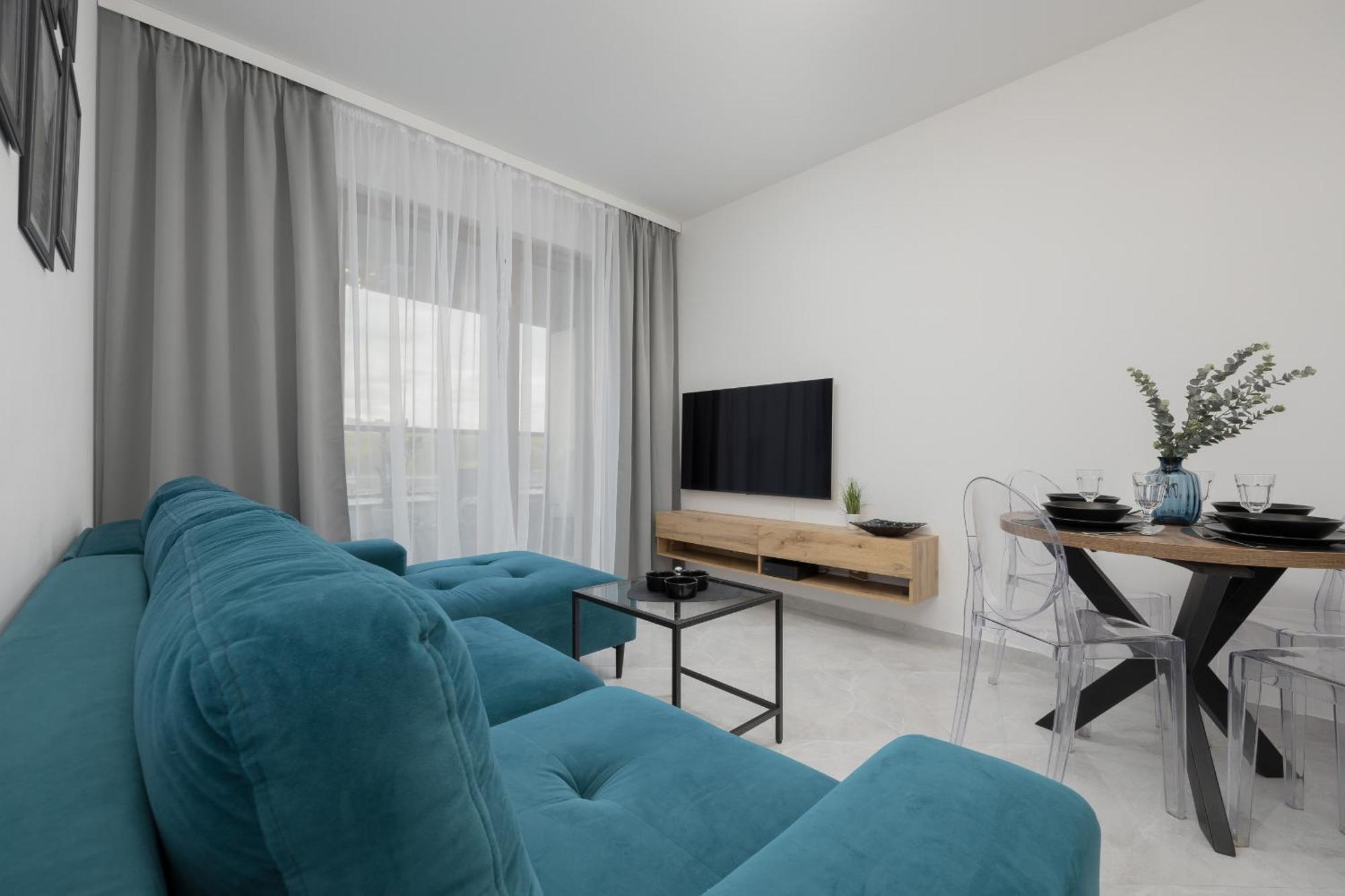 With Balcony & Parking In By Renters Căn hộ *