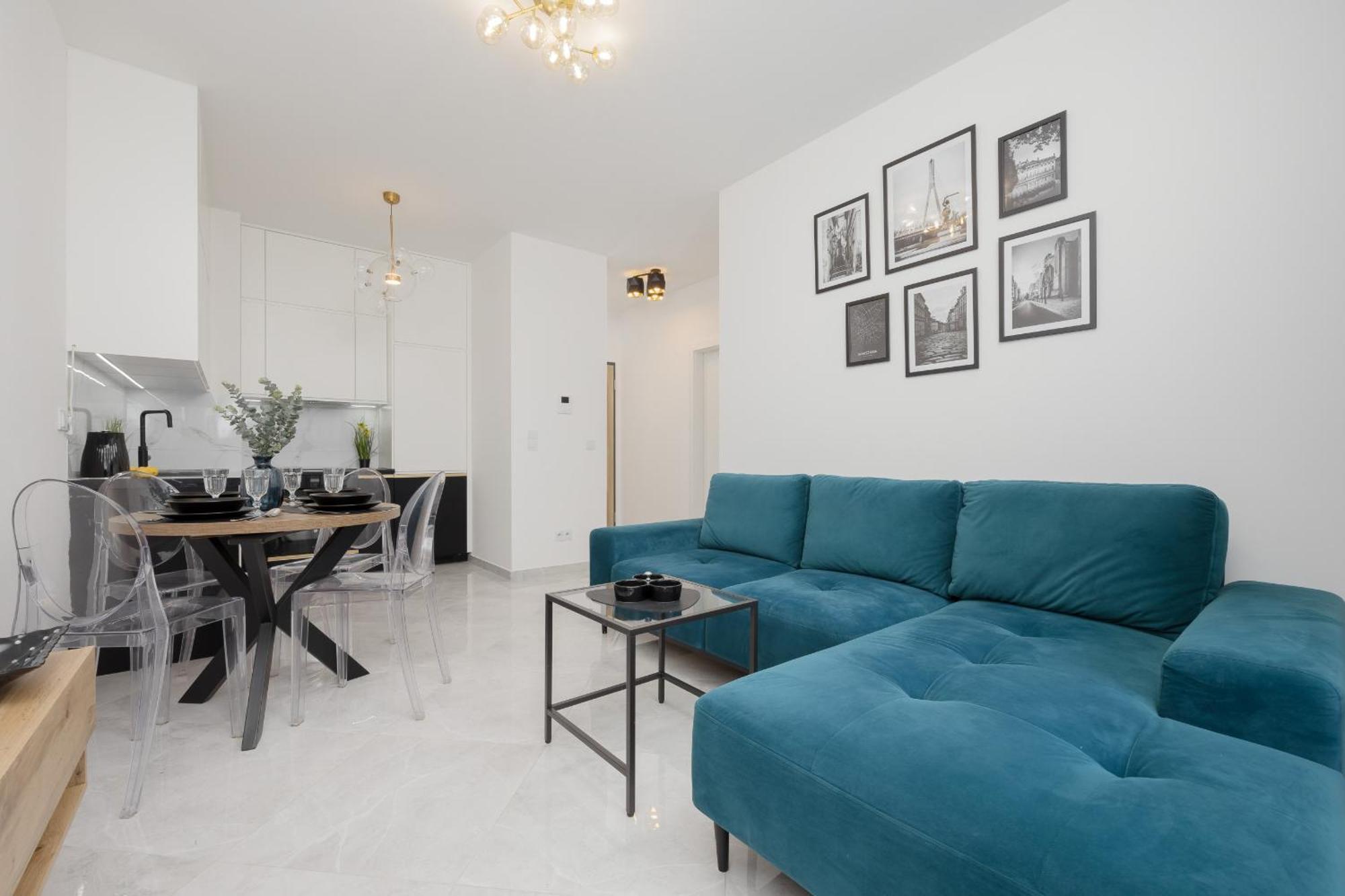 With Balcony & Parking In By Renters Căn hộ