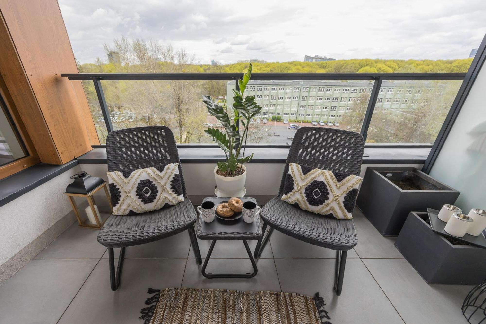 With Balcony & Parking In By Renters *