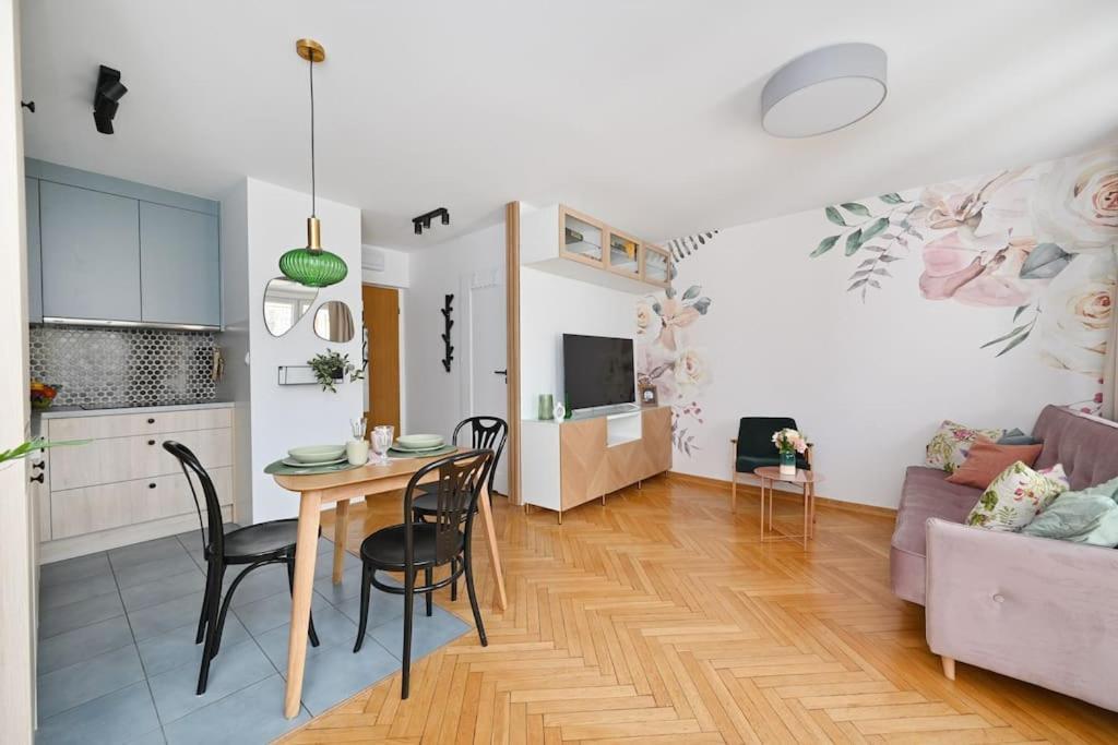 Apartment Powisle Solec Centre! Private Parking