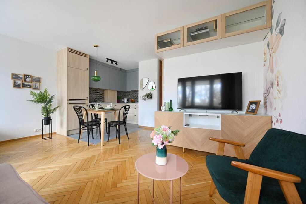 Apartment Powisle Solec Centre! Private Parking Warsaw