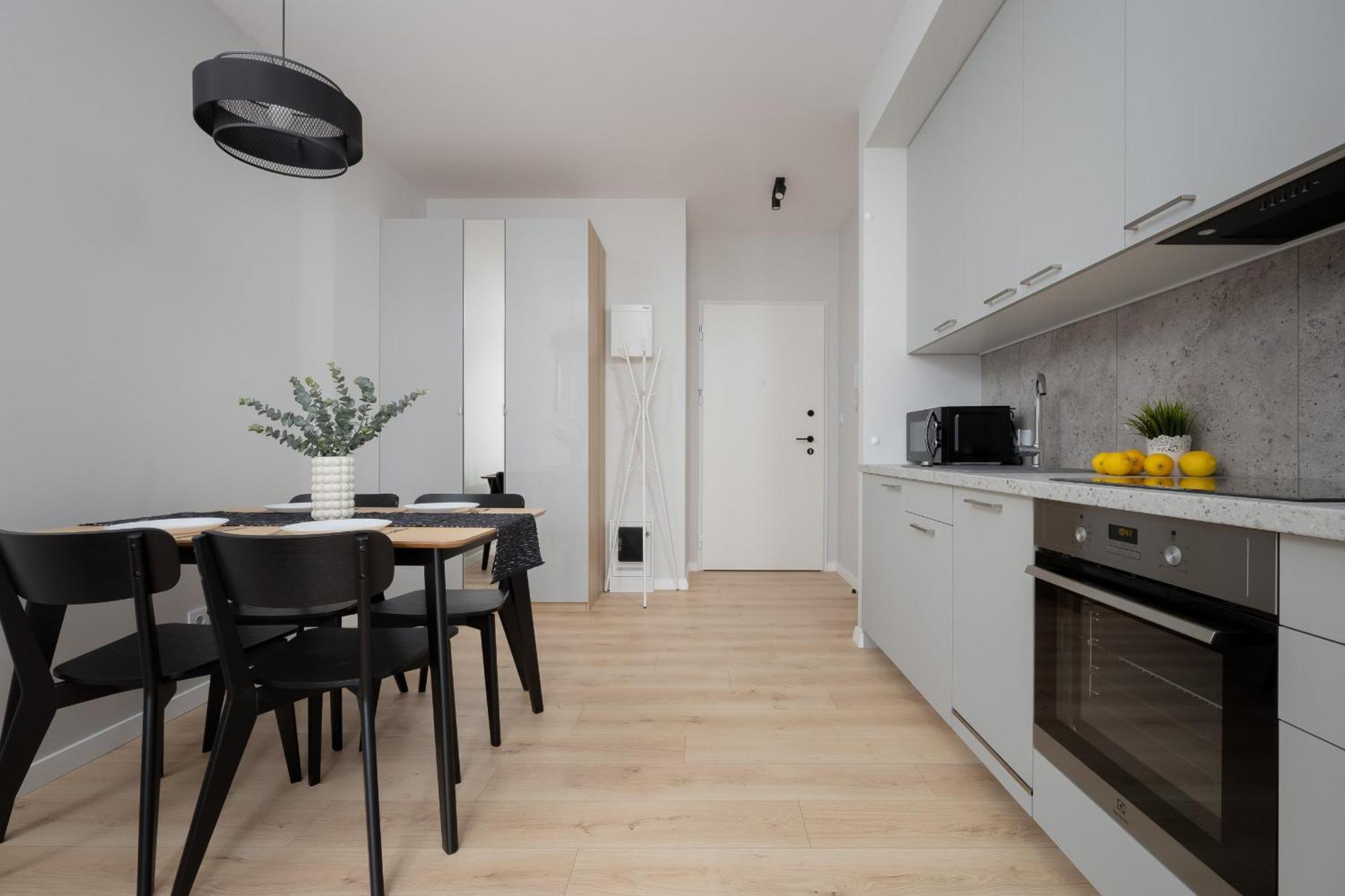 Stylish With Parking By Renters Apartment *