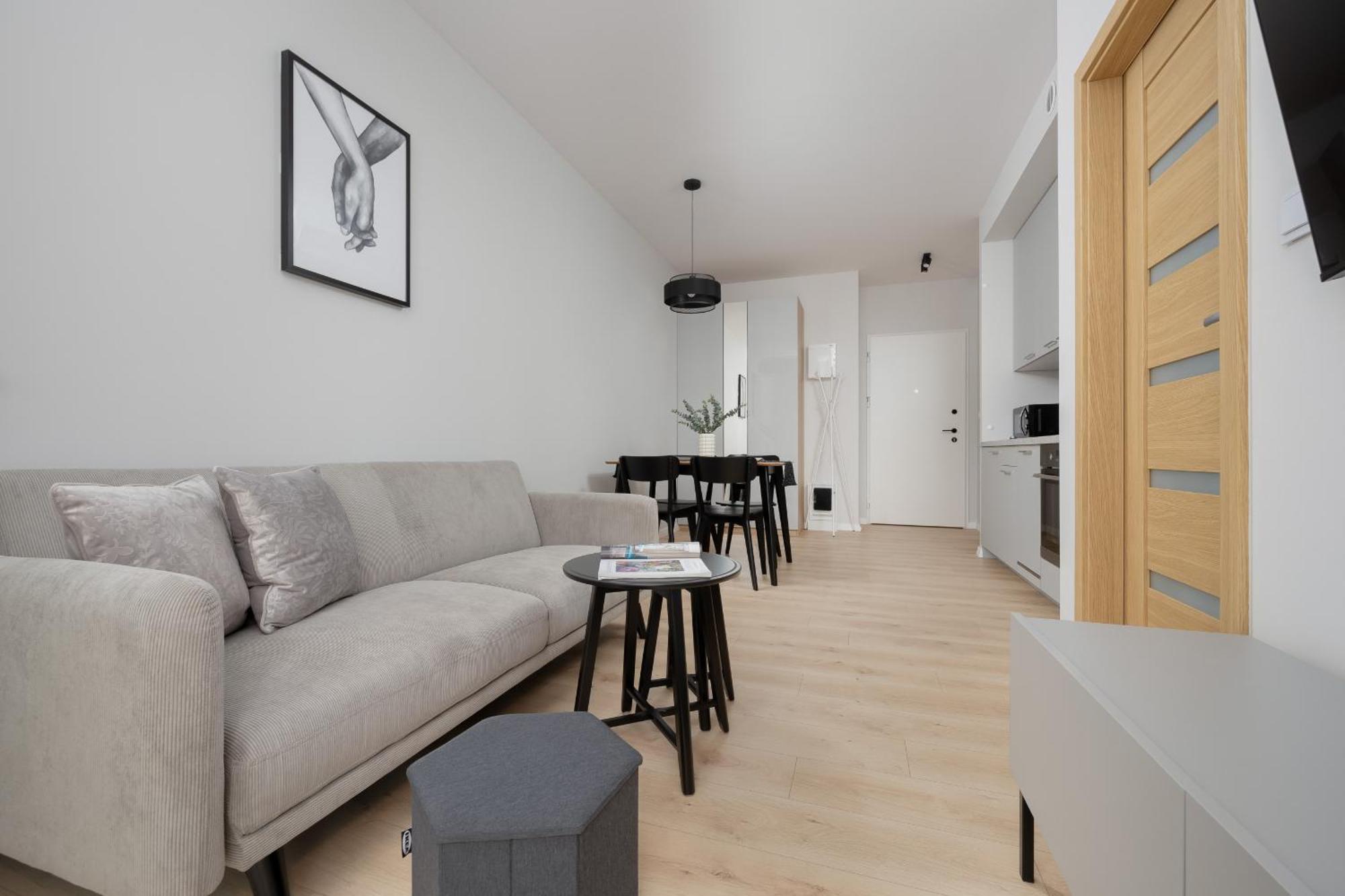 Stylish With Parking By Renters