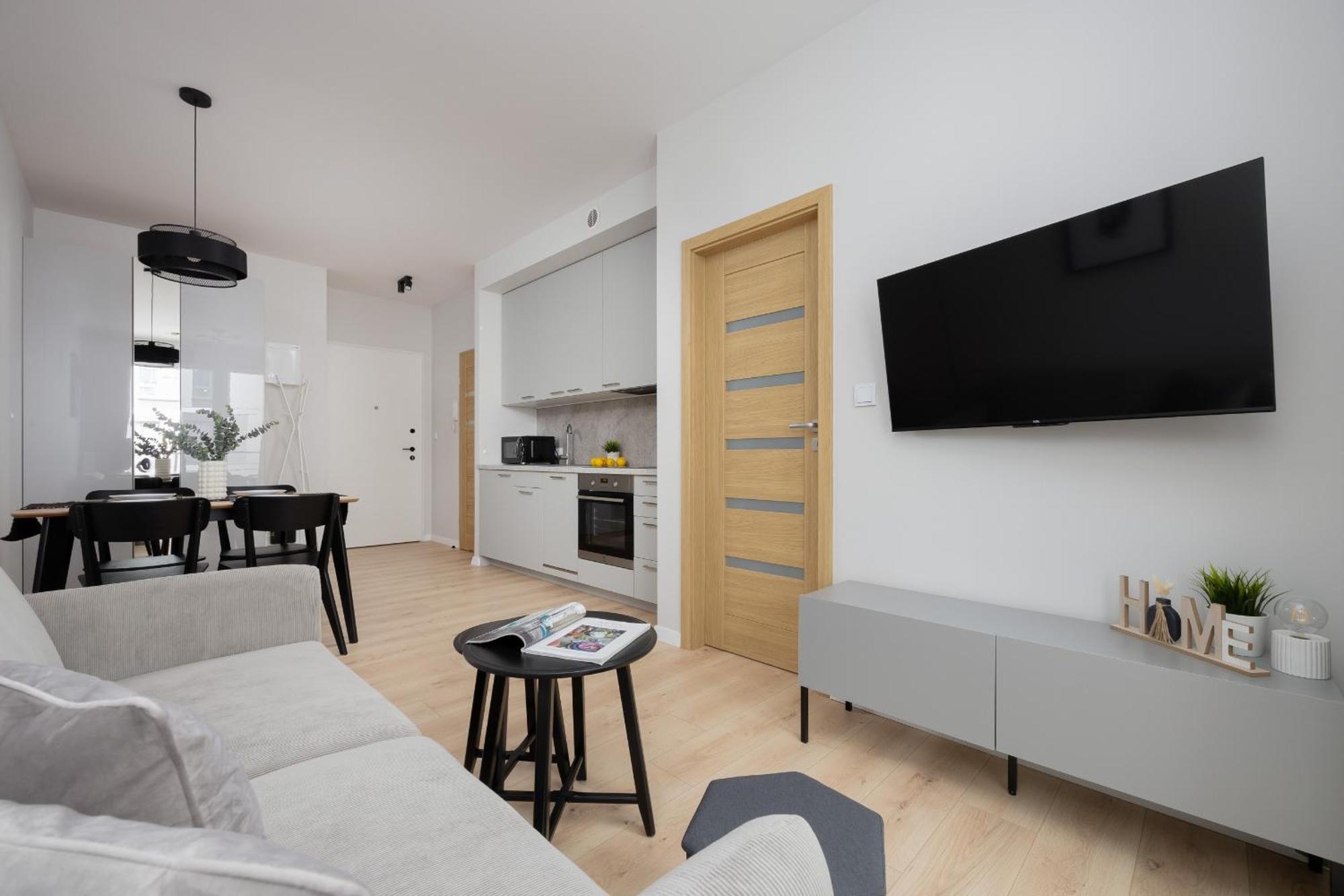 Stylish With Parking By Renters Apartment