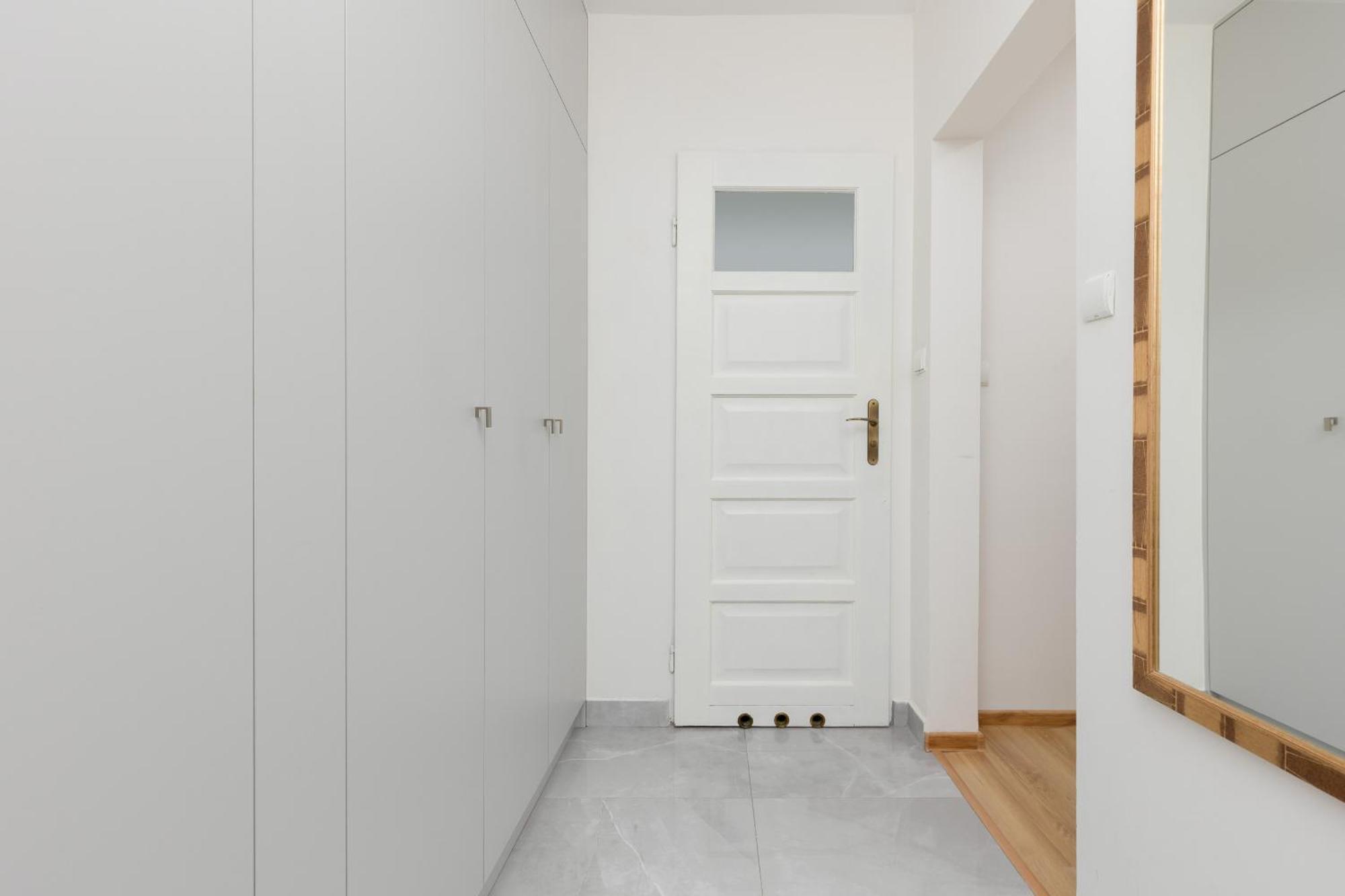 Spacious Fabryczna Near Centre By Renters Apartamento Varsóvia