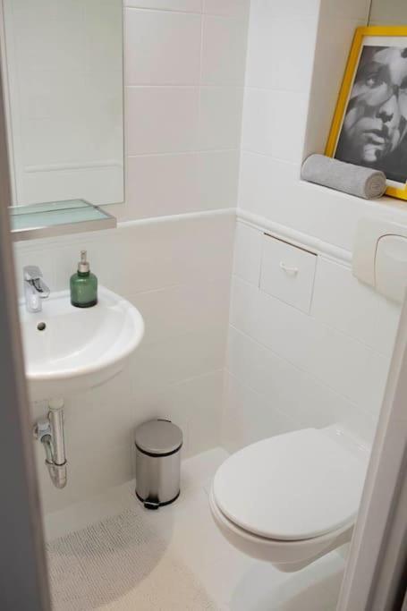Apartment Studio In Wola Warschau