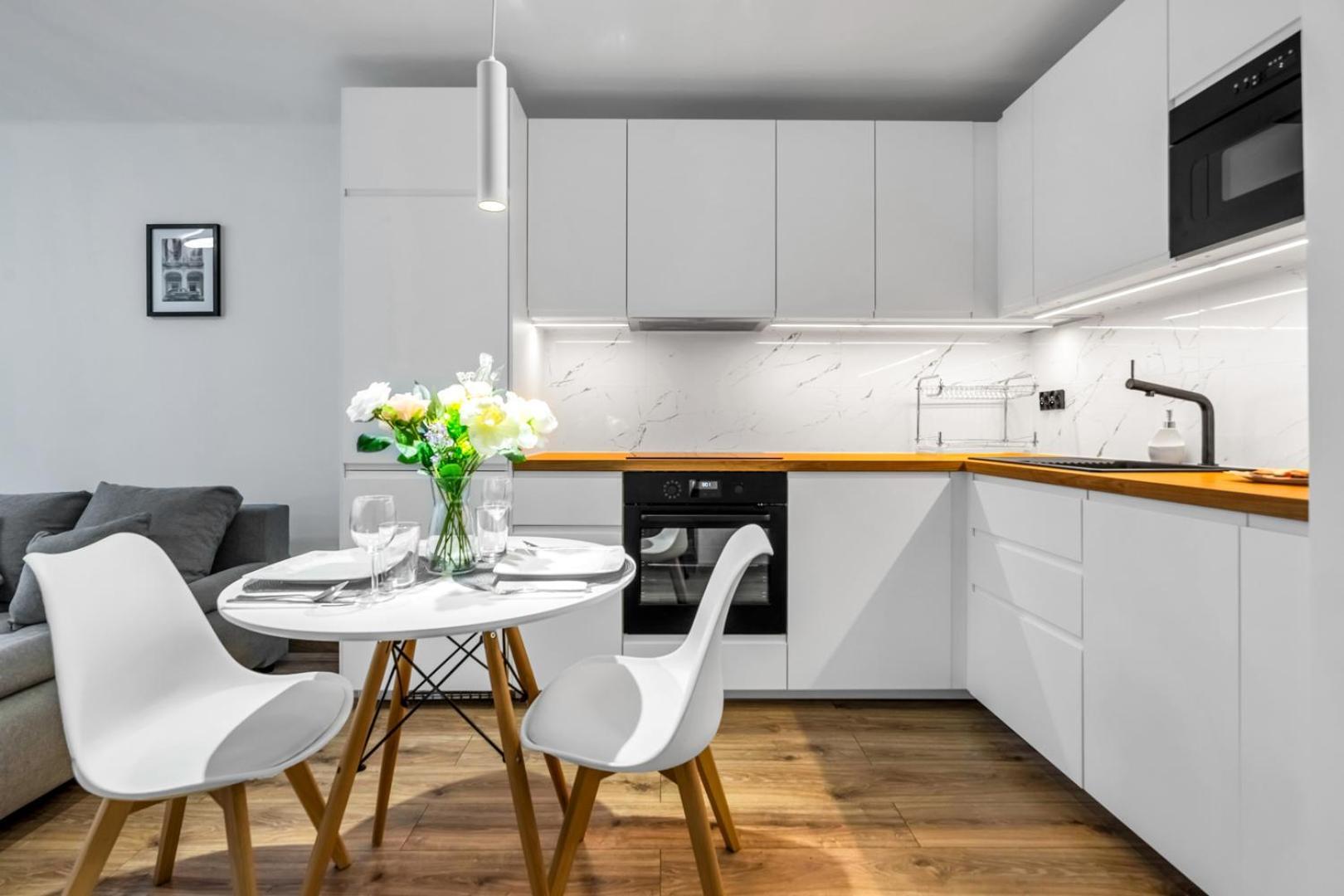 Downtown - Workspace, Park & Metro Nearby - Rentujemy Apartment *